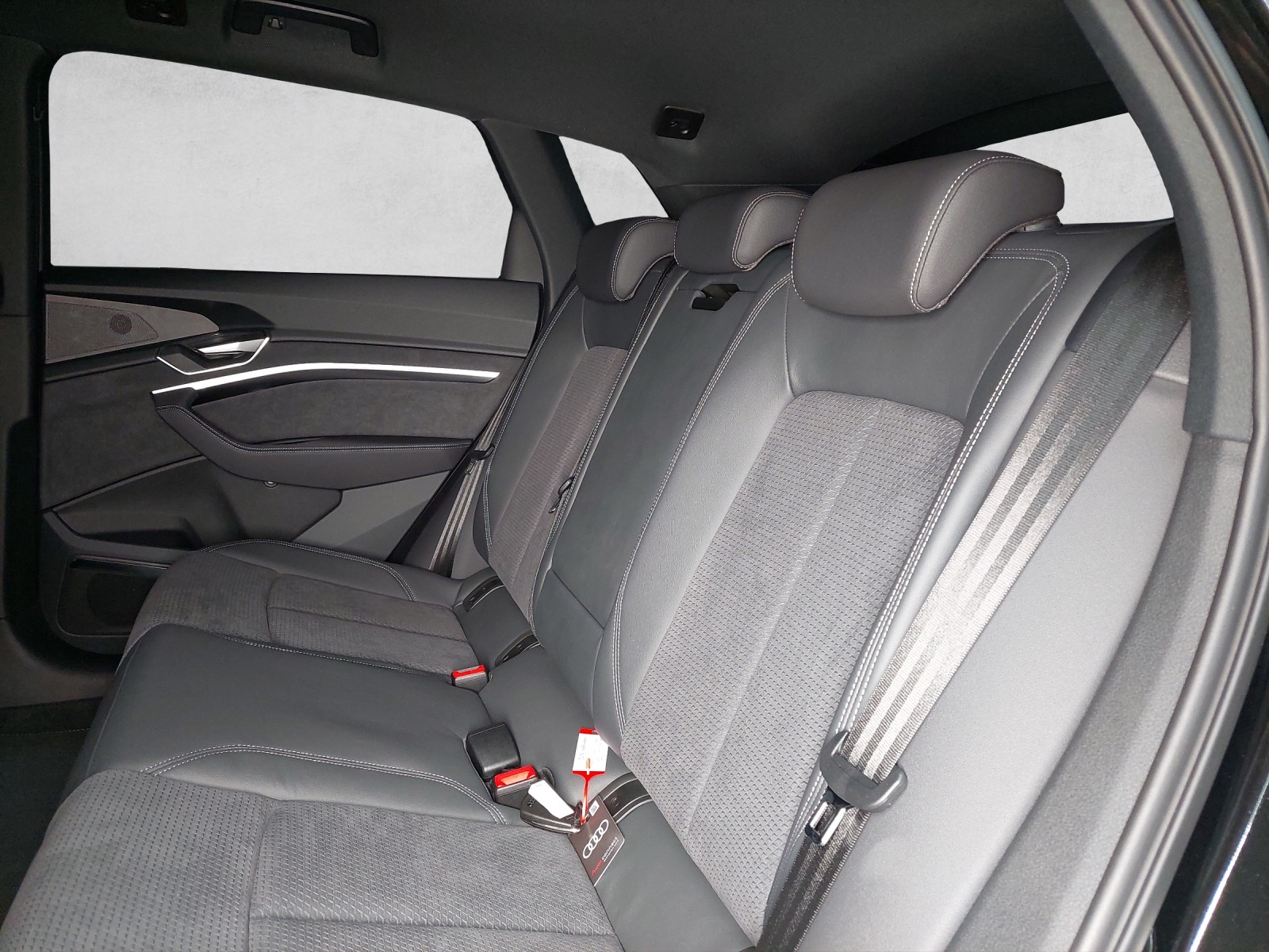 AUDI Q8 50 e-tron S line quattro-image-8