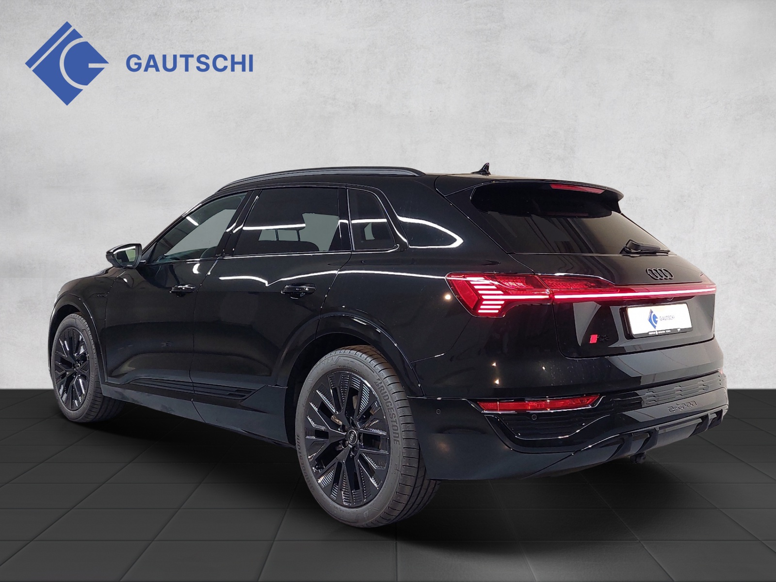 AUDI Q8 50 e-tron S line quattro-image-2