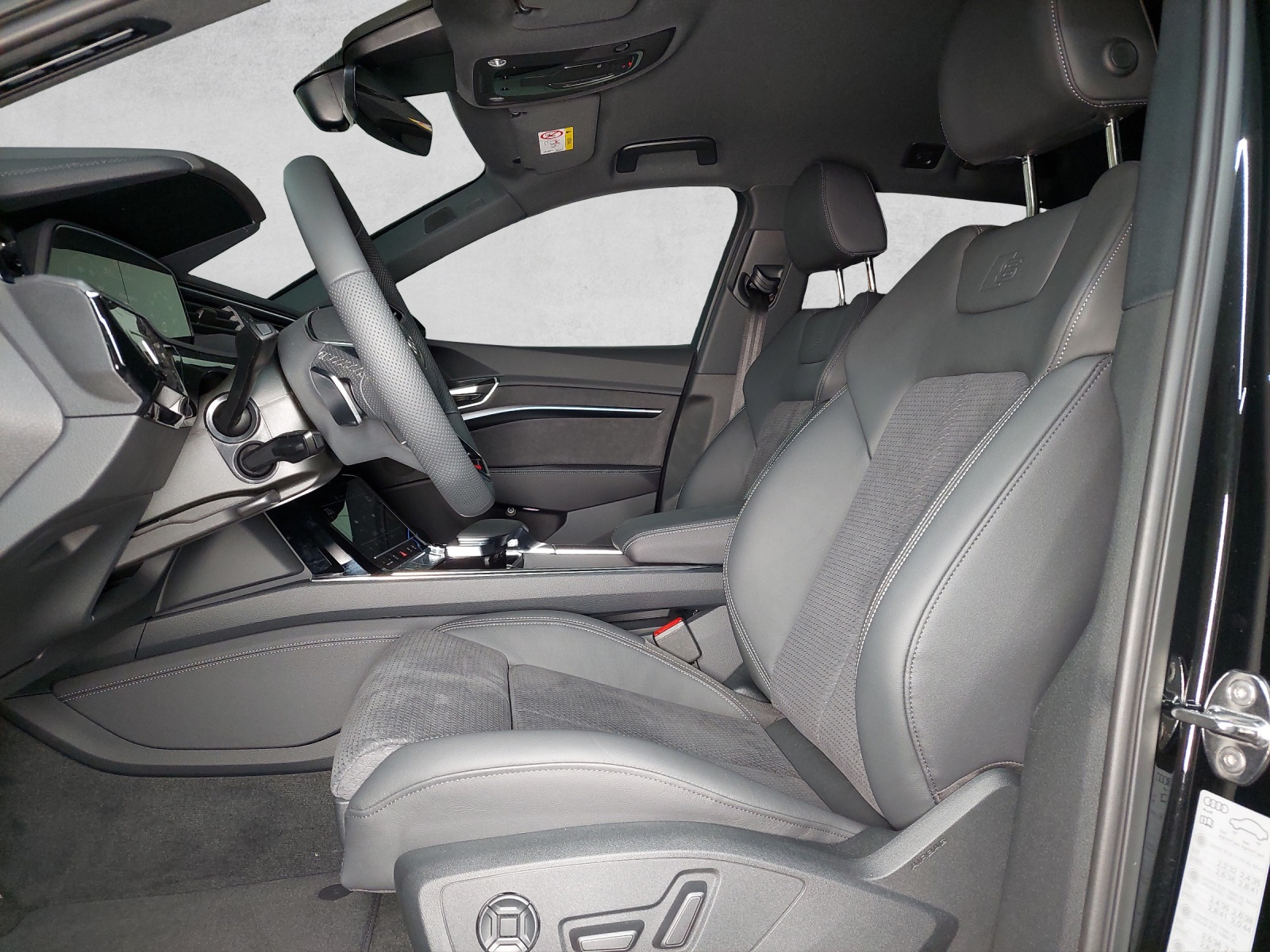 AUDI Q8 50 e-tron S line quattro-image-5