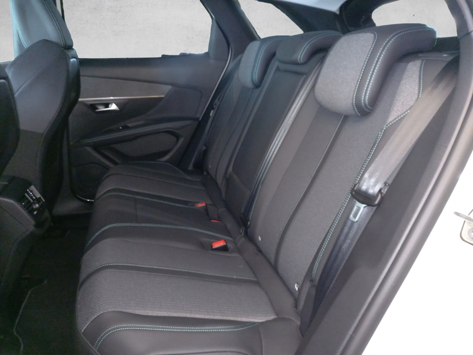 PEUGEOT 3008 1.6 Plug-in Hybrid Allure Pack-image-12