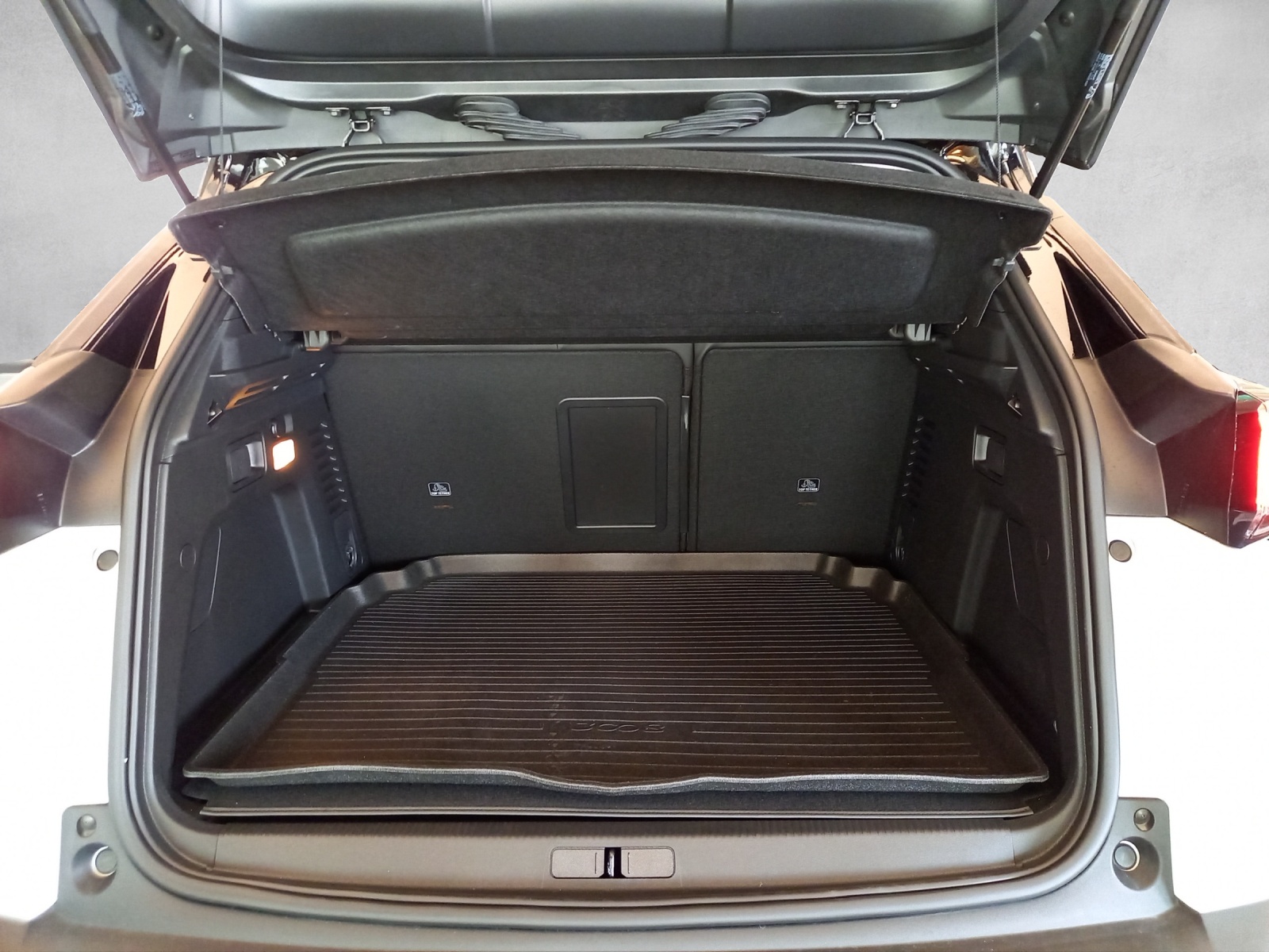 PEUGEOT 3008 1.6 Plug-in Hybrid Allure Pack-image-13