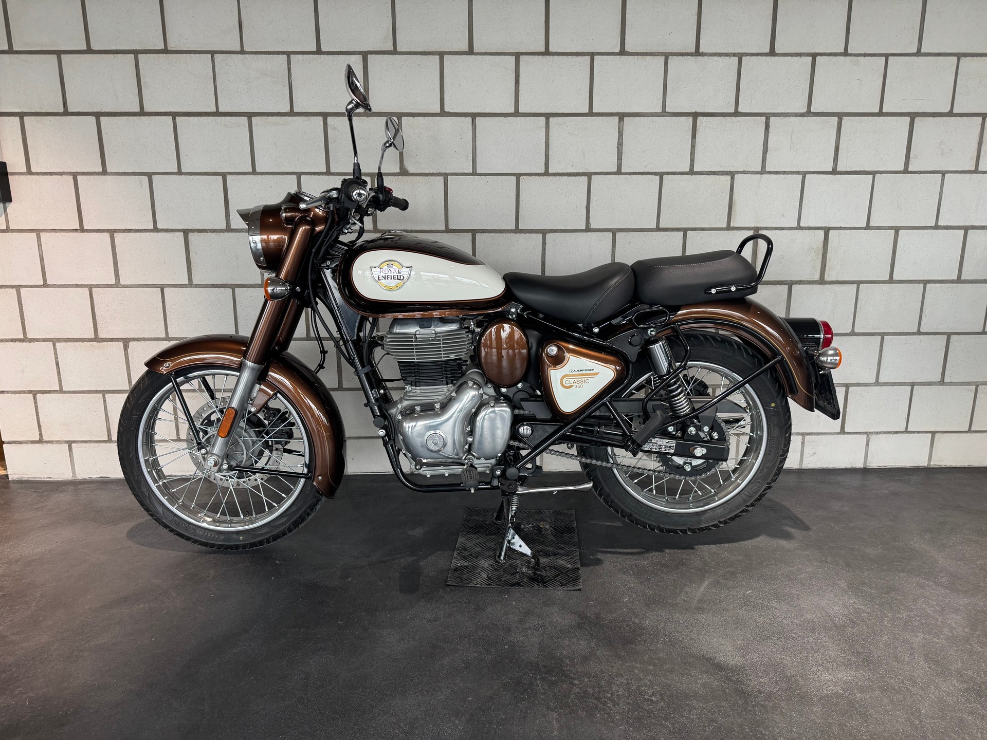 ROYAL ENFIELD Classic 350-showroom-element-1