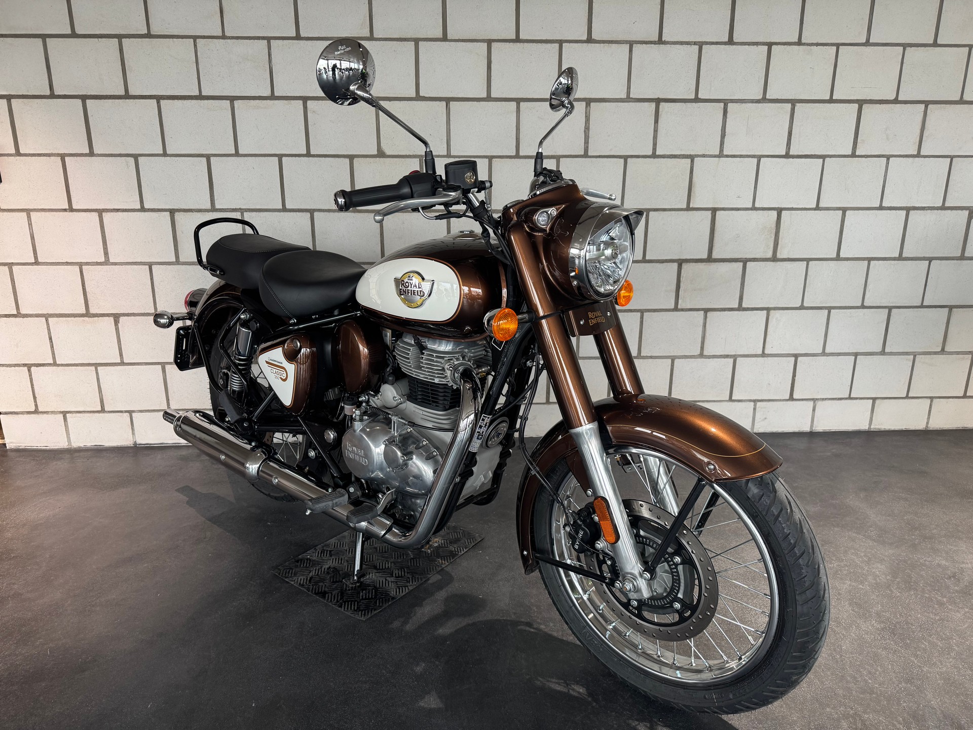 ROYAL ENFIELD Classic 350-showroom-element-3