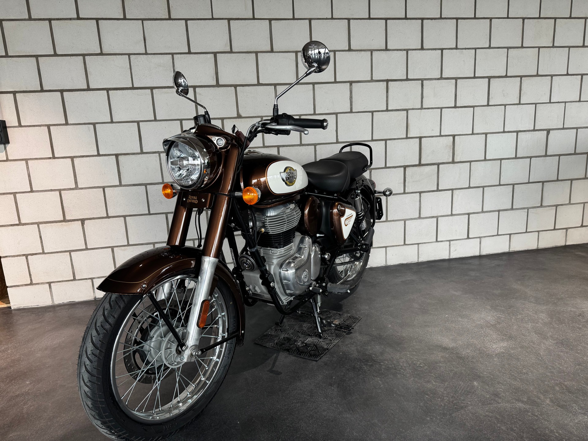 ROYAL ENFIELD Classic 350-showroom-element-2