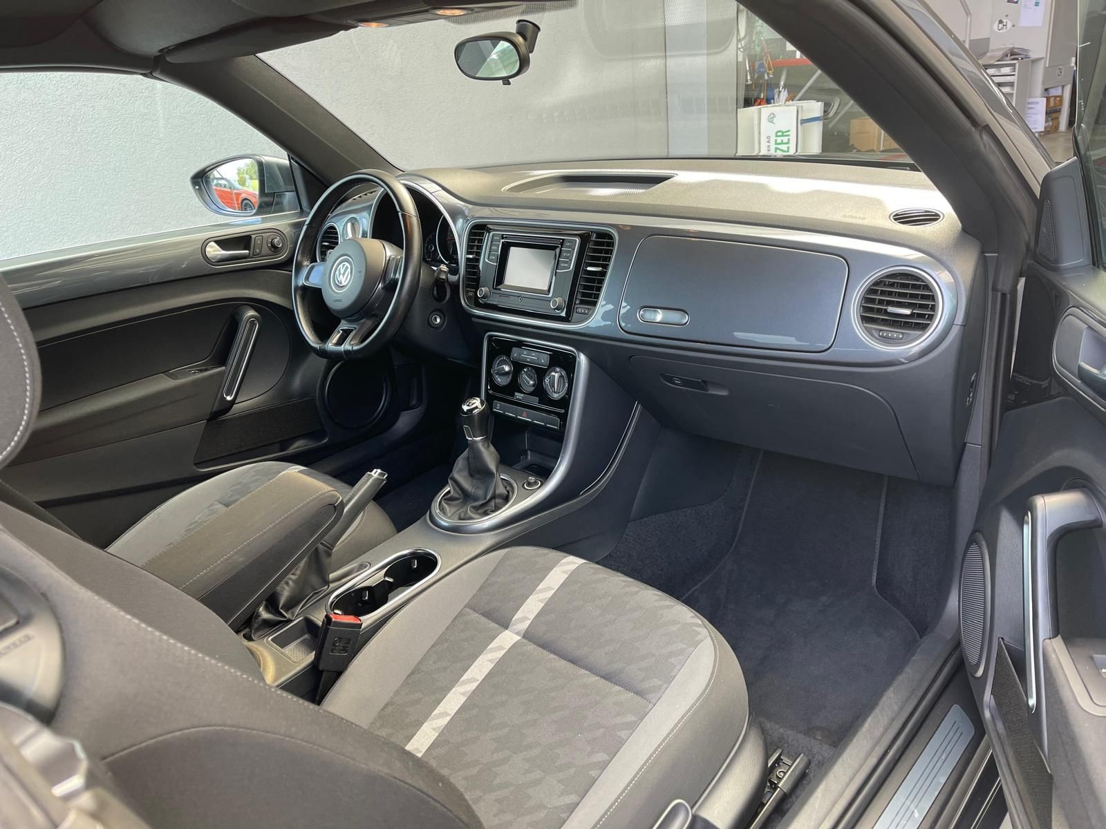 VW Beetle Cabriolet 1.2 TSI BMT Design-image-4