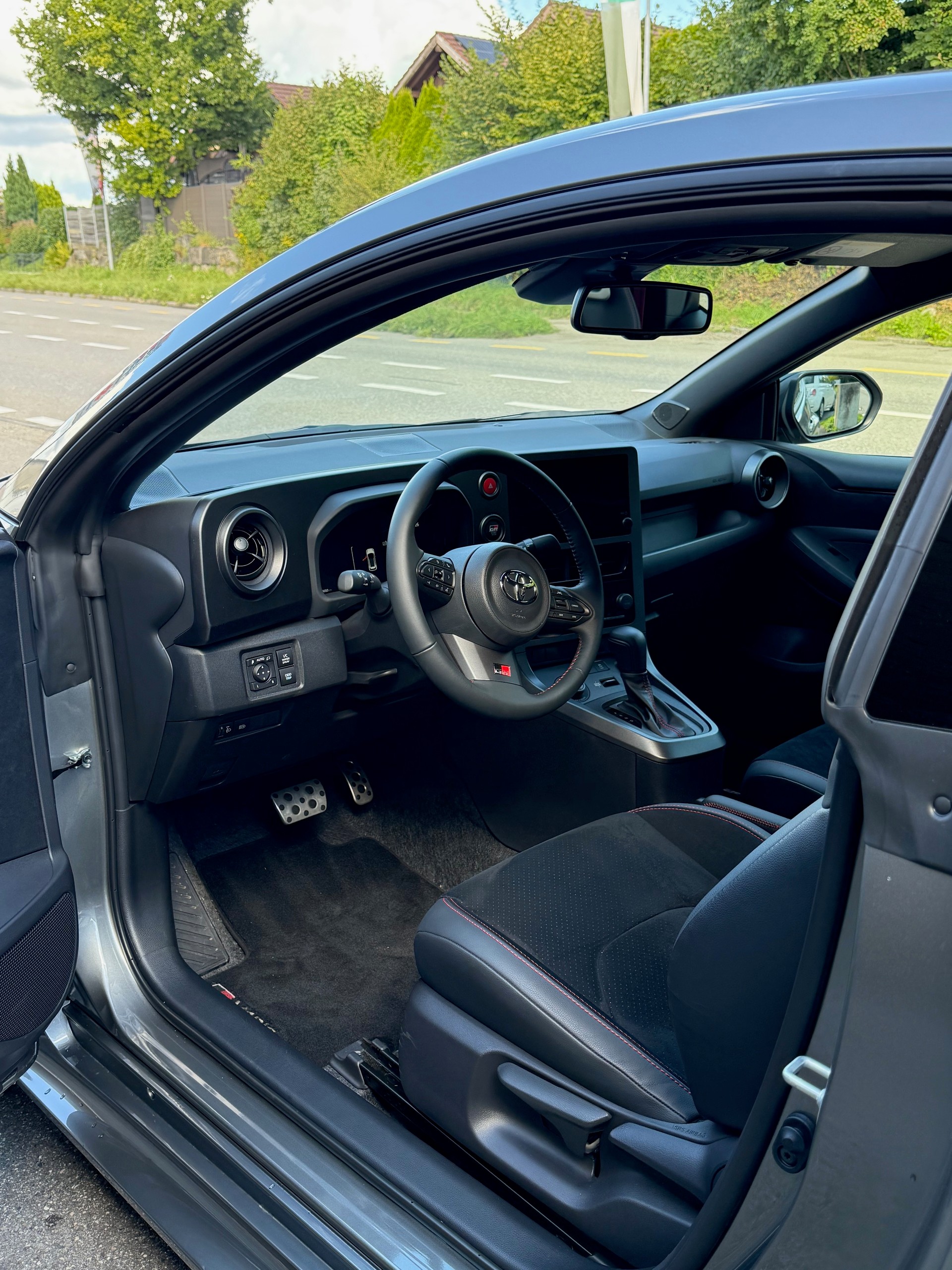 TOYOTA Yaris 1.6 GR Sport A-image-4