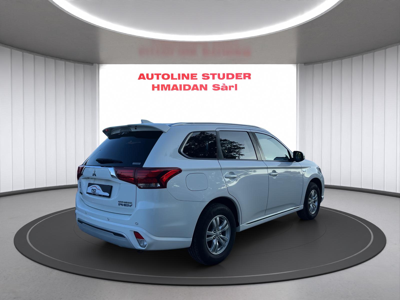 MITSUBISHI Outlander 2.4 PHEV Diamond 4WD Automatic-image-3