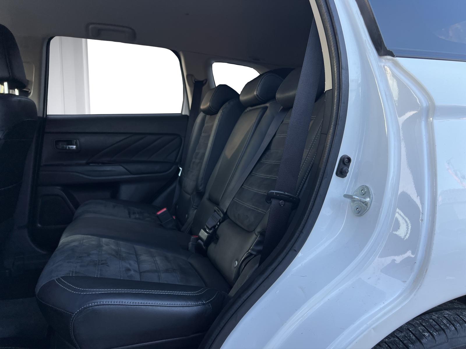 MITSUBISHI Outlander 2.4 PHEV Diamond 4WD Automatic-image-12