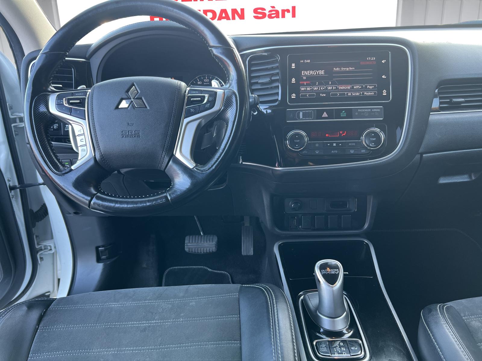 MITSUBISHI Outlander 2.4 PHEV Diamond 4WD Automatic-image-6