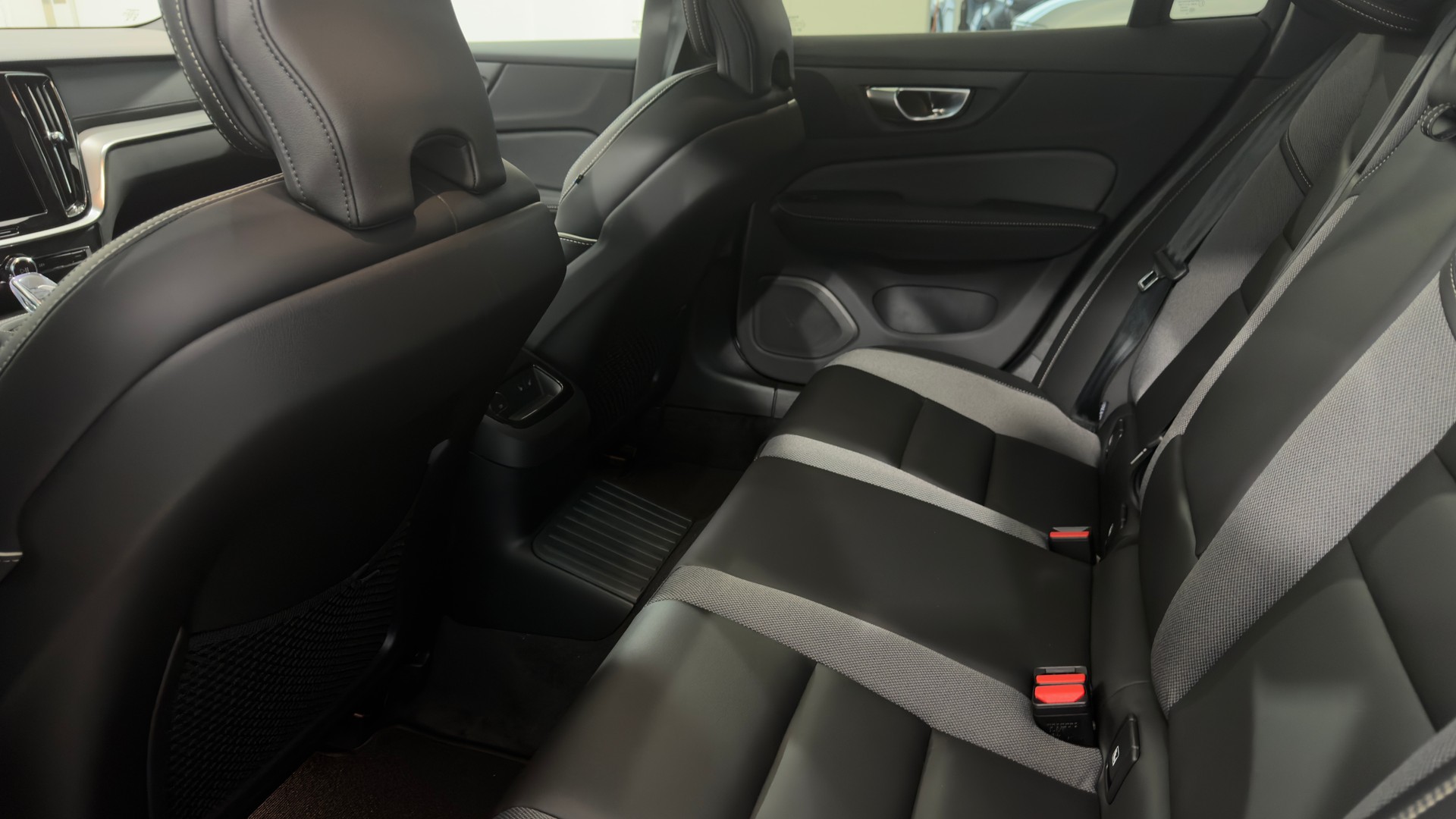 VOLVO V60 2.0 T6 TE Ultra Dark eAWD-image-5