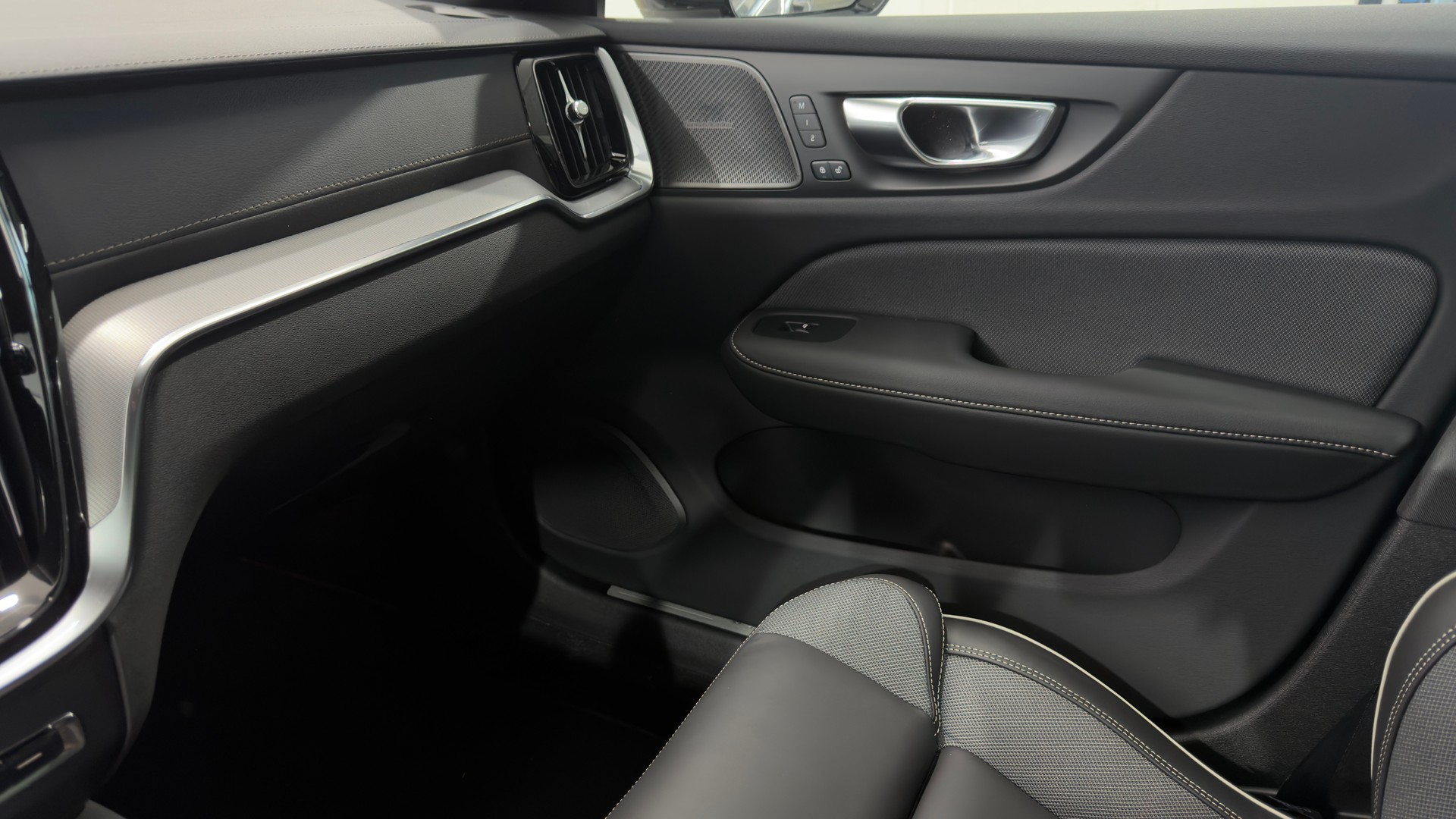 VOLVO V60 2.0 T6 TE Ultra Dark eAWD-image-14