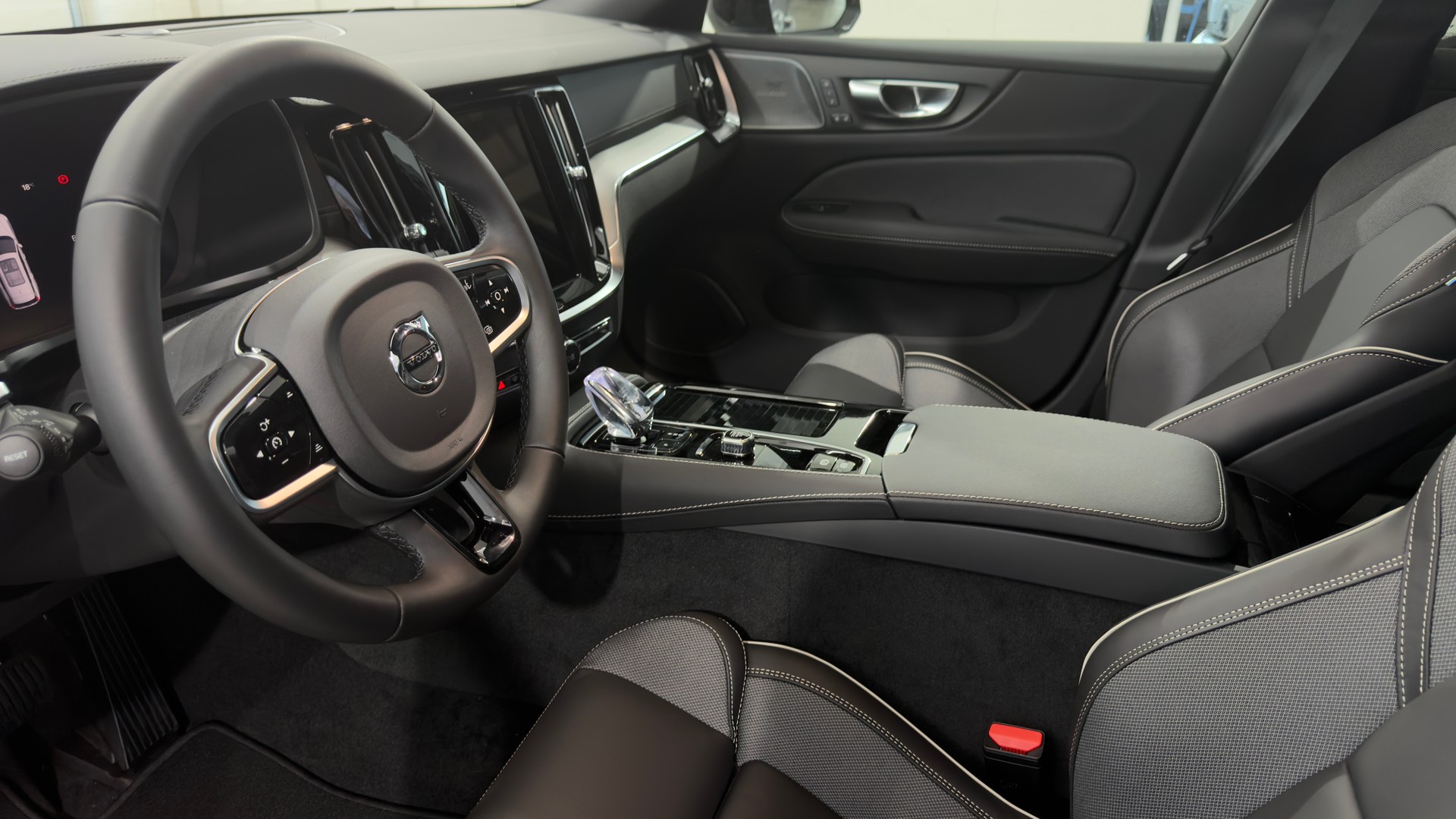 VOLVO V60 2.0 T6 TE Ultra Dark eAWD-image-3