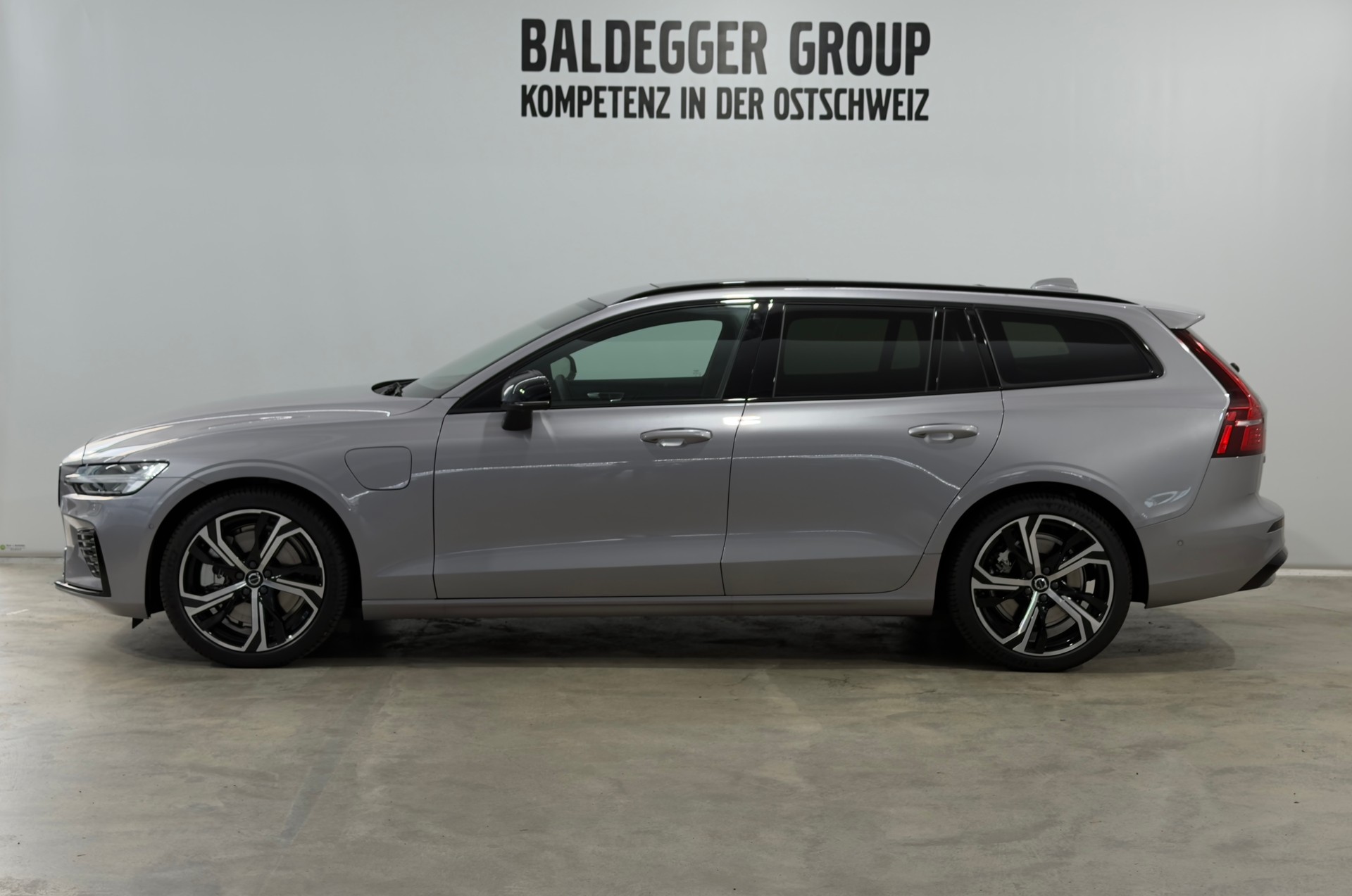 VOLVO V60 2.0 T6 TE Ultra Dark eAWD-image-1