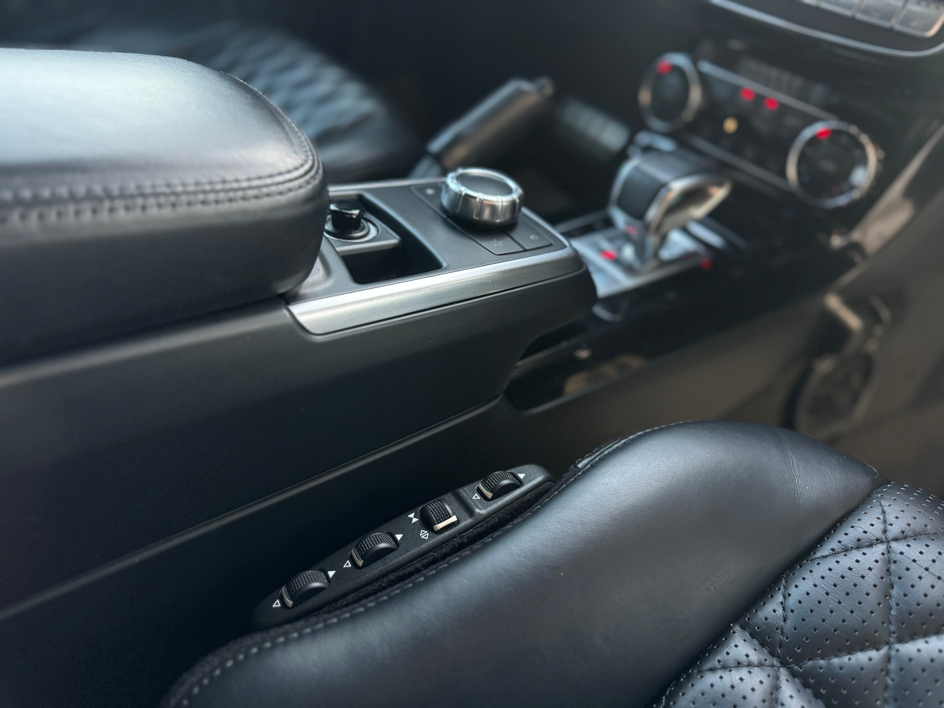 MERCEDES-BENZ G 63 AMG Automatic-image-14