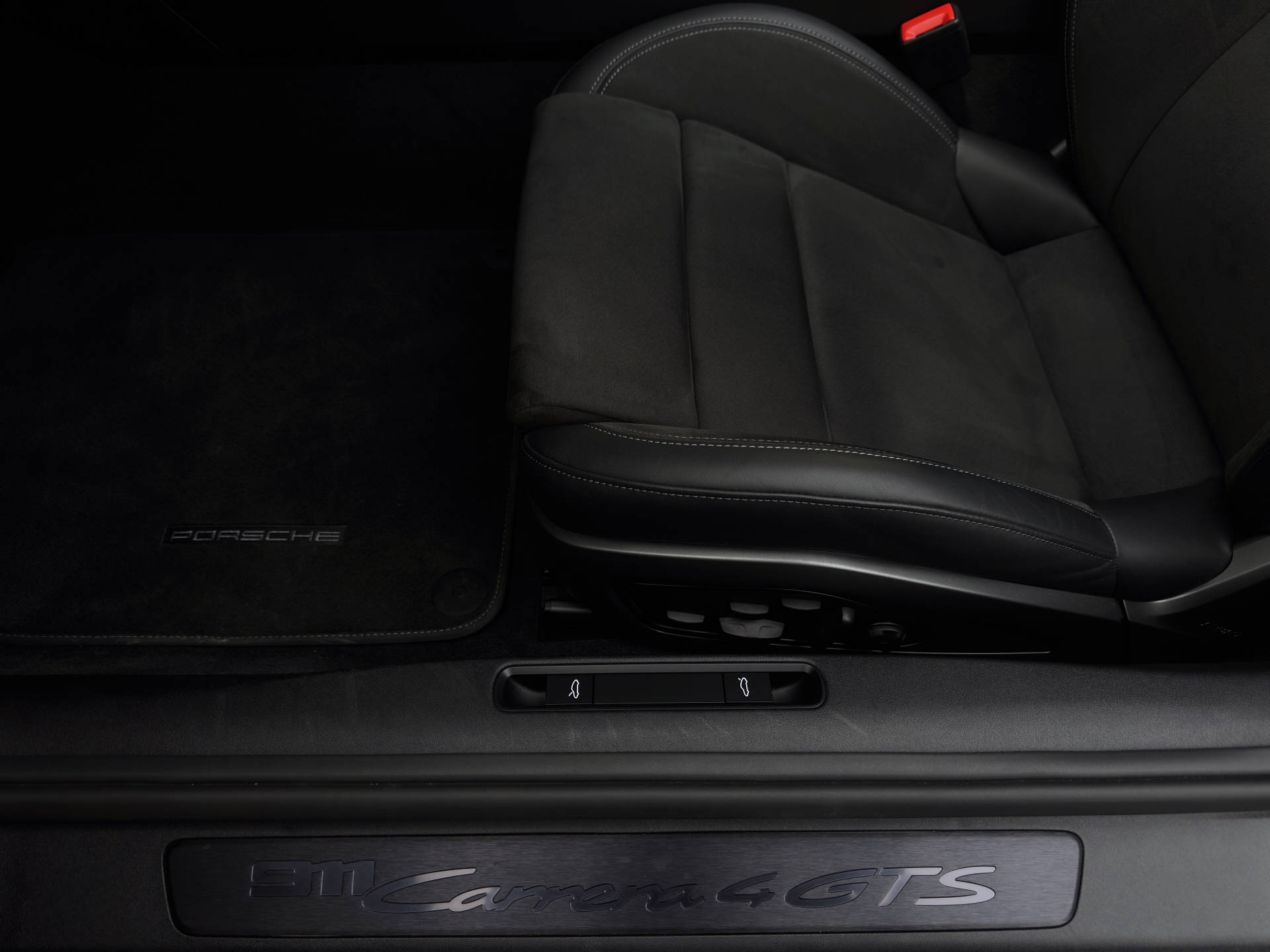 PORSCHE 911 Carrera 4 GTS Cabriolet-image-7