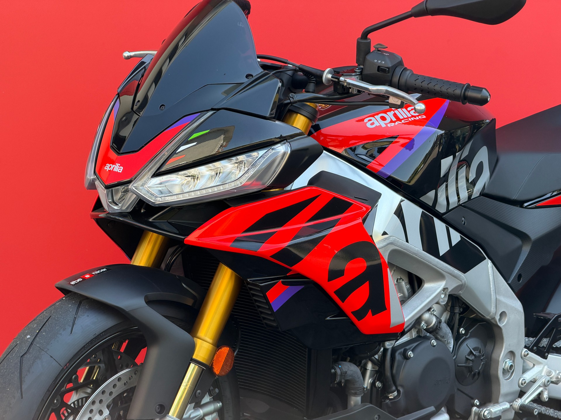 APRILIA Tuono V4 1100 Factory-showroom-element-2