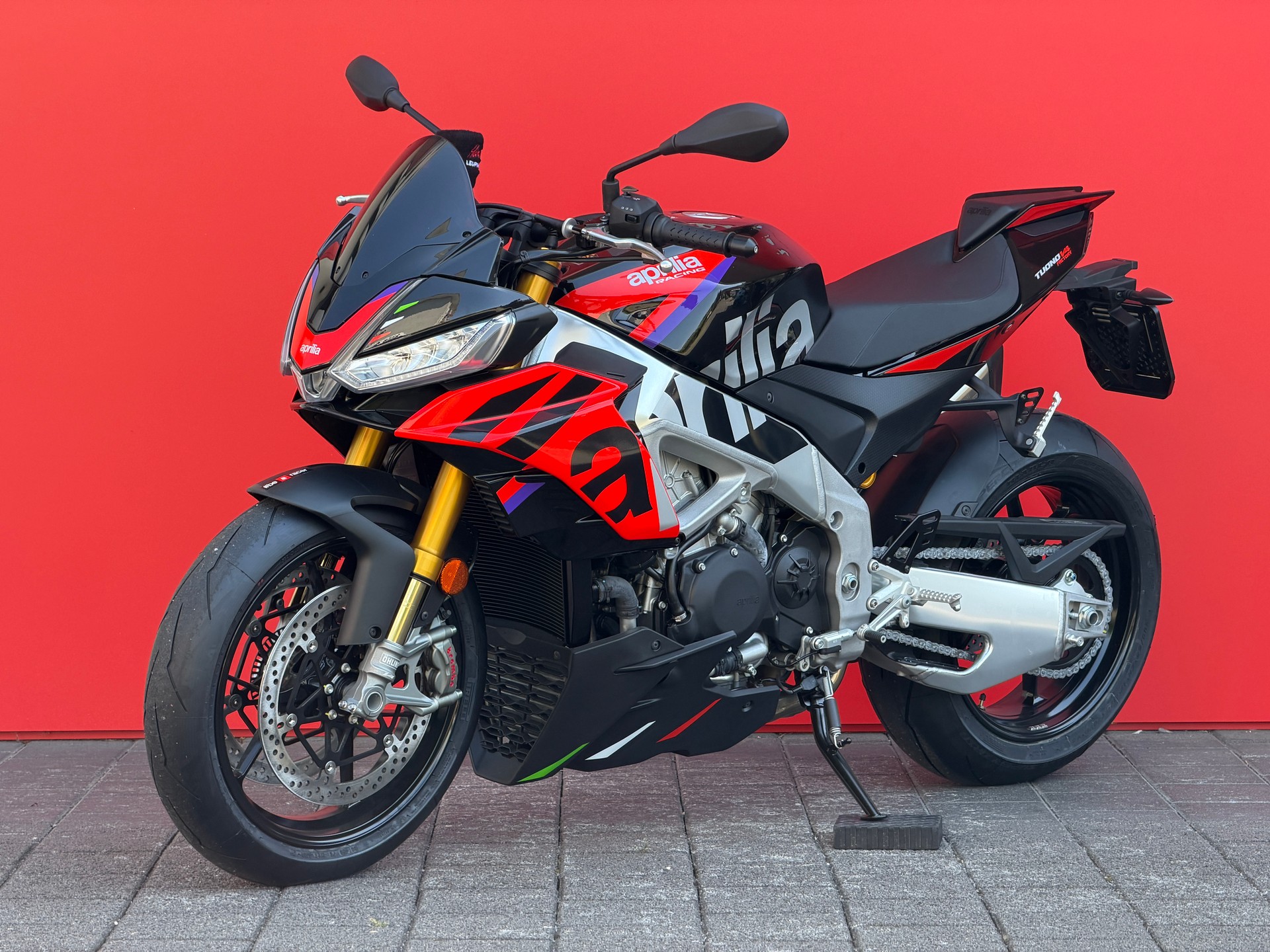 APRILIA Tuono V4 1100 Factory-showroom-element-3