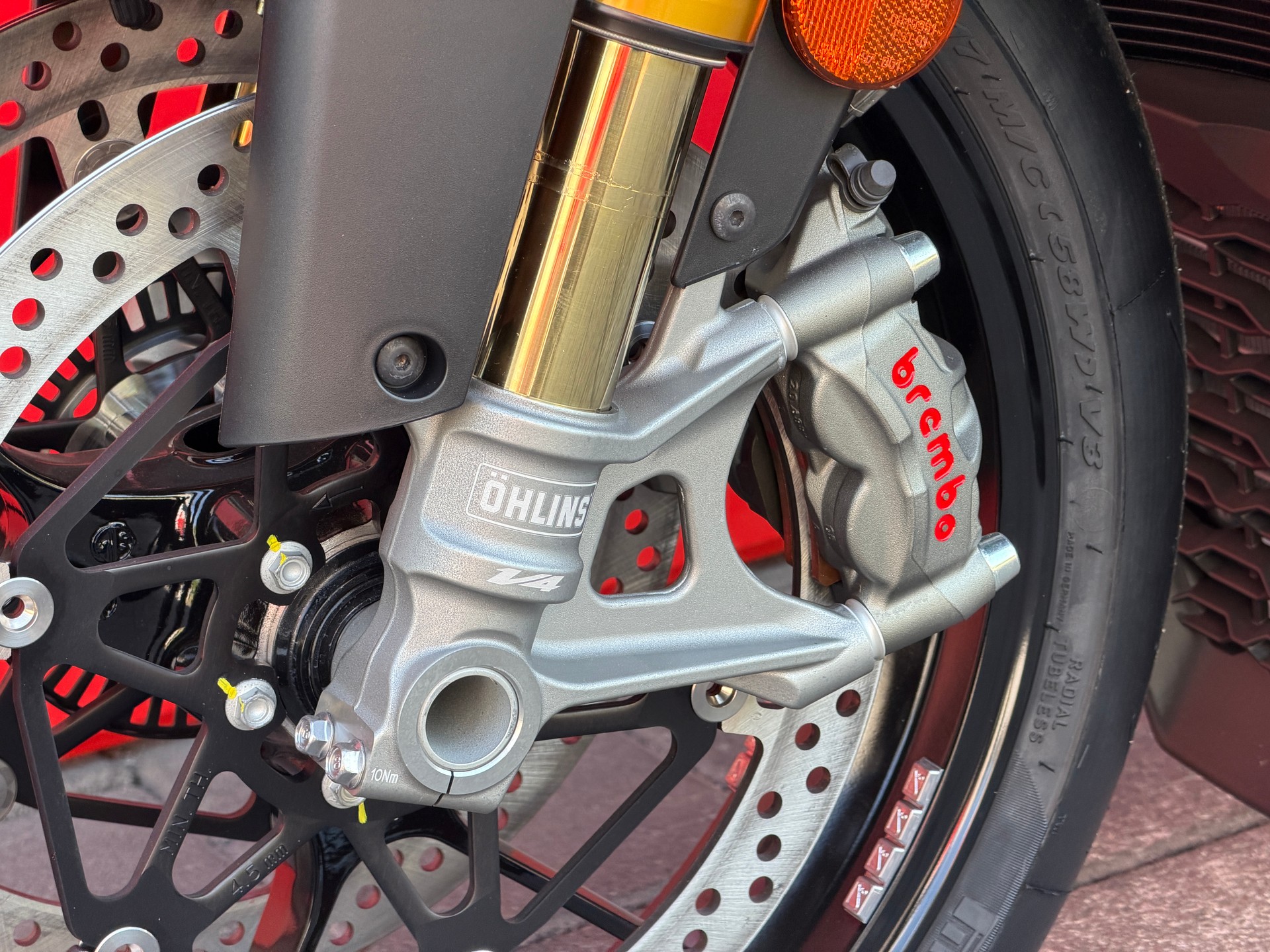 APRILIA Tuono V4 1100 Factory-image-9