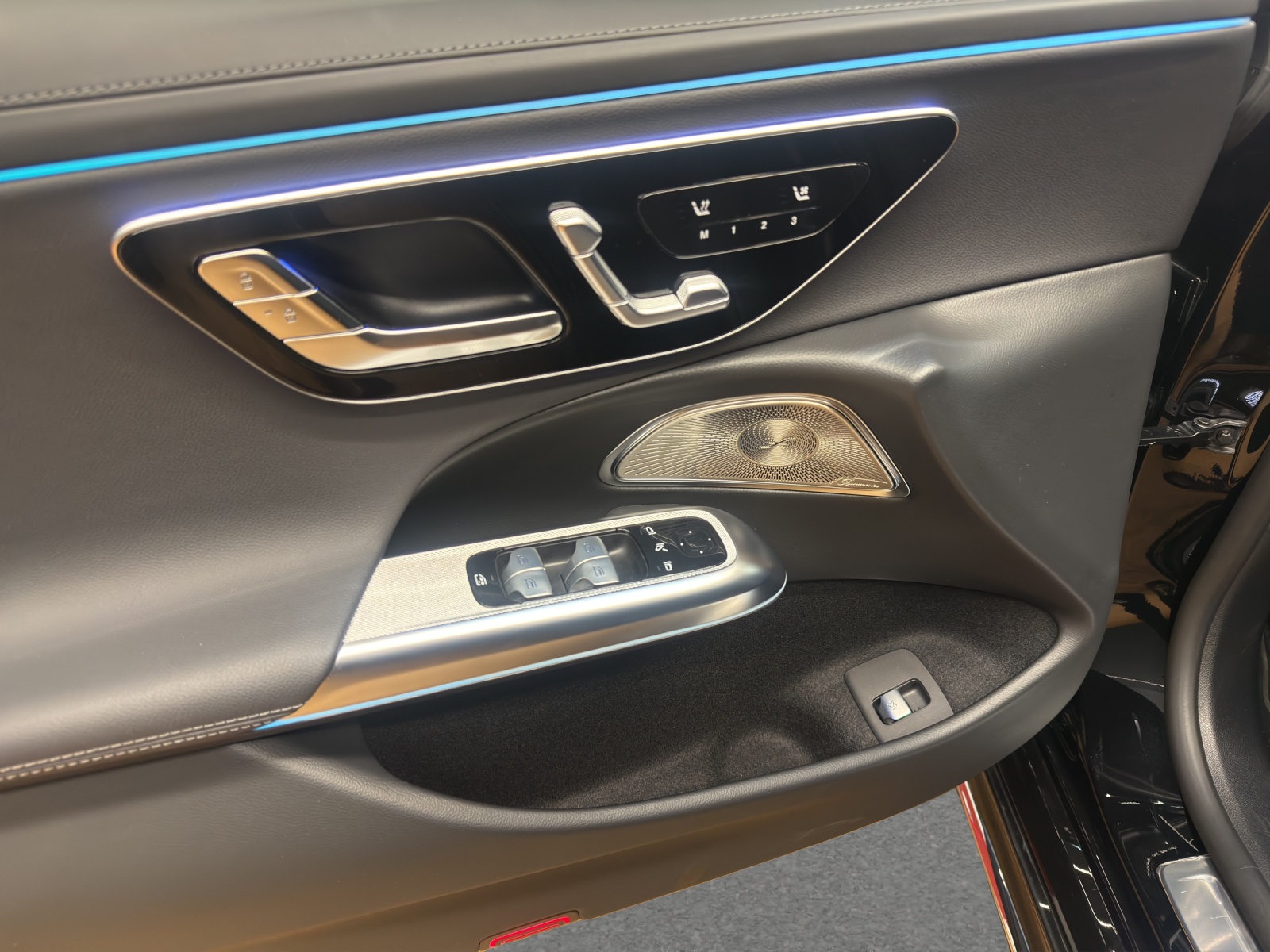 MERCEDES-BENZ E 450 d 4M - AMG / 360 Grad Kamera / Panorama-Dach / AHK / Digital Light-image-13