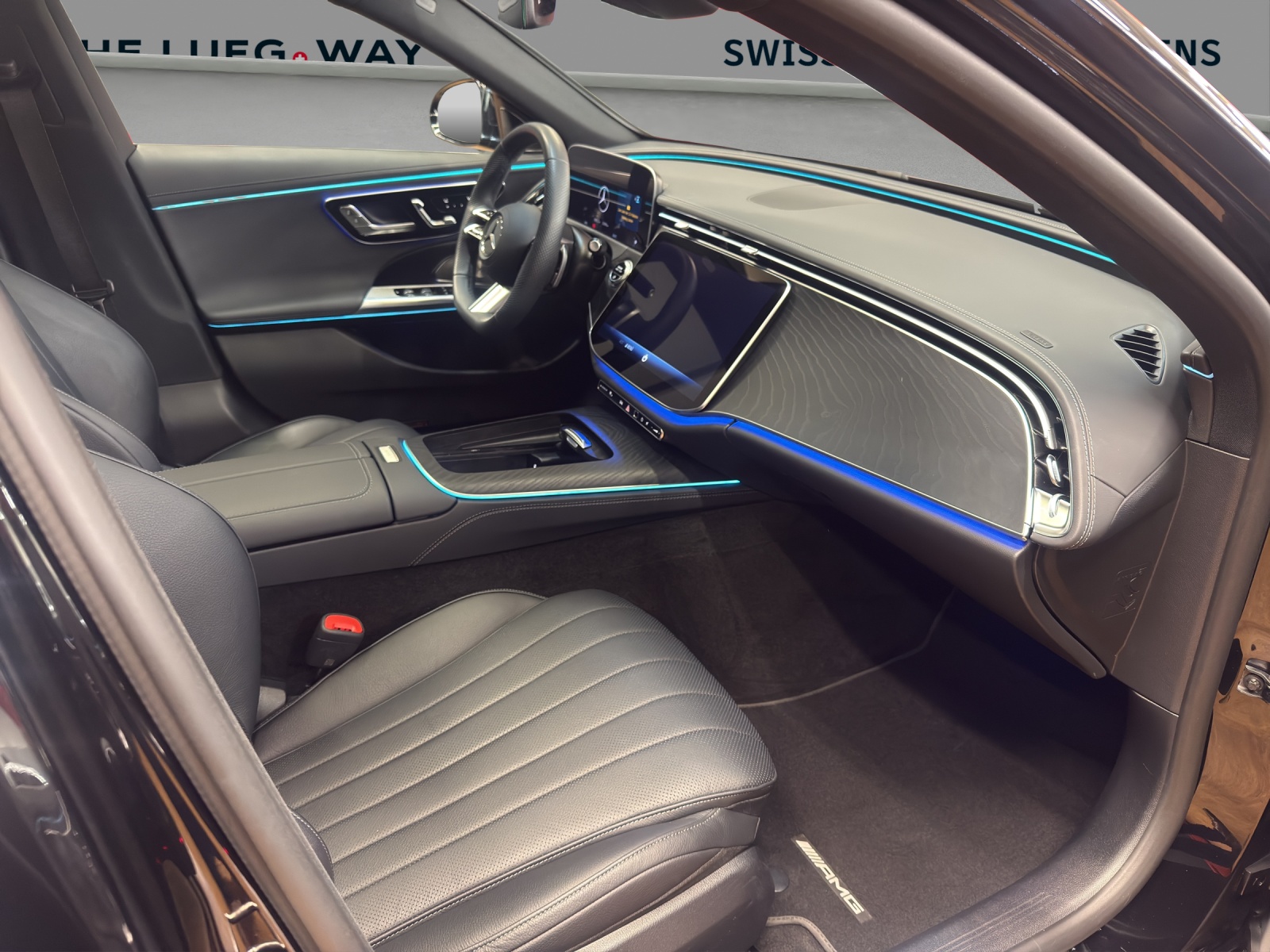 MERCEDES-BENZ E 450 d 4M - AMG / 360 Grad Kamera / Panorama-Dach / AHK / Digital Light-image-15