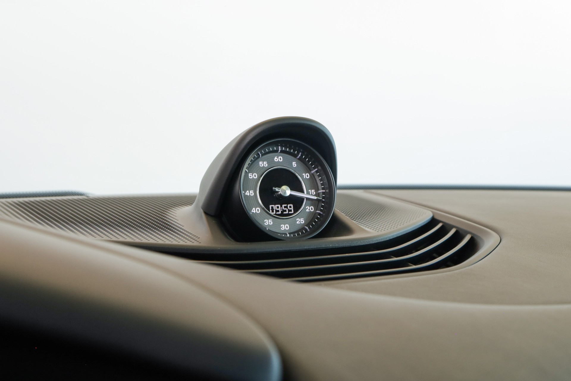 PORSCHE Taycan Turbo S-image-24