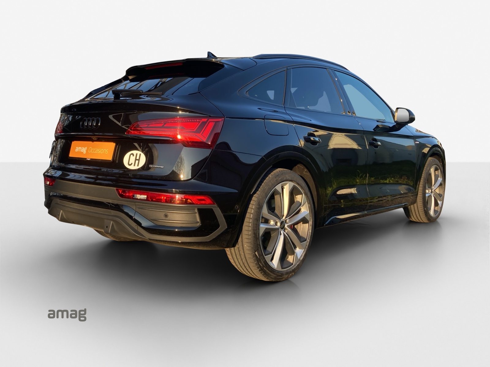 AUDI Q5 Sportback 40 TDI Blackedition quattro S-tronic-image-4