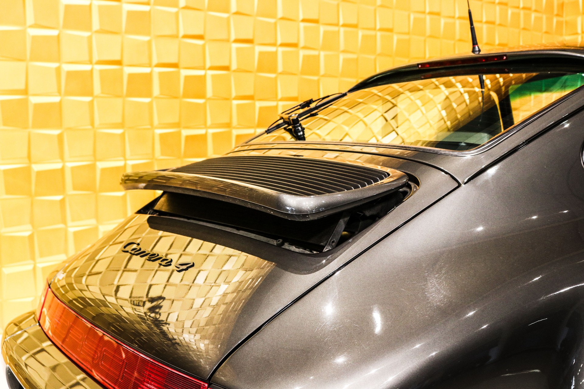 PORSCHE 911 964 Carrera 4-image-7