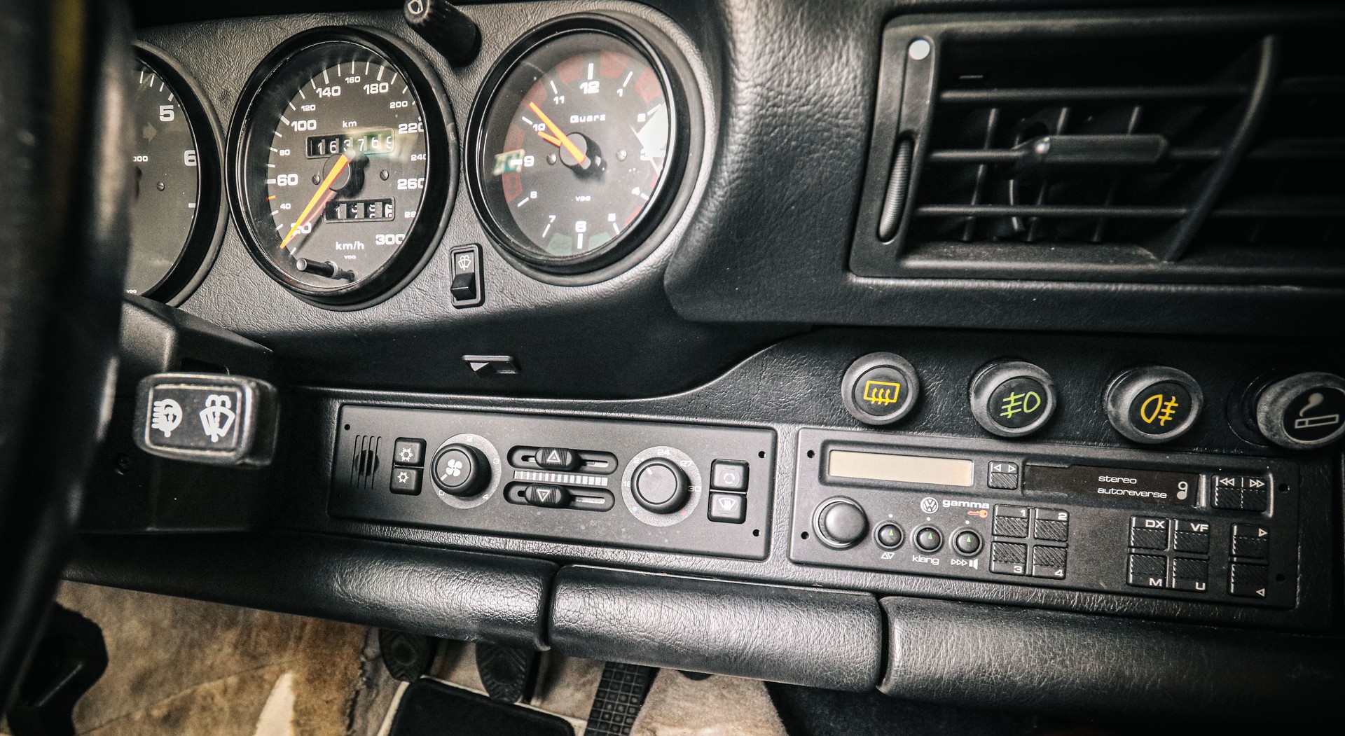 PORSCHE 911 964 Carrera 4-image-18