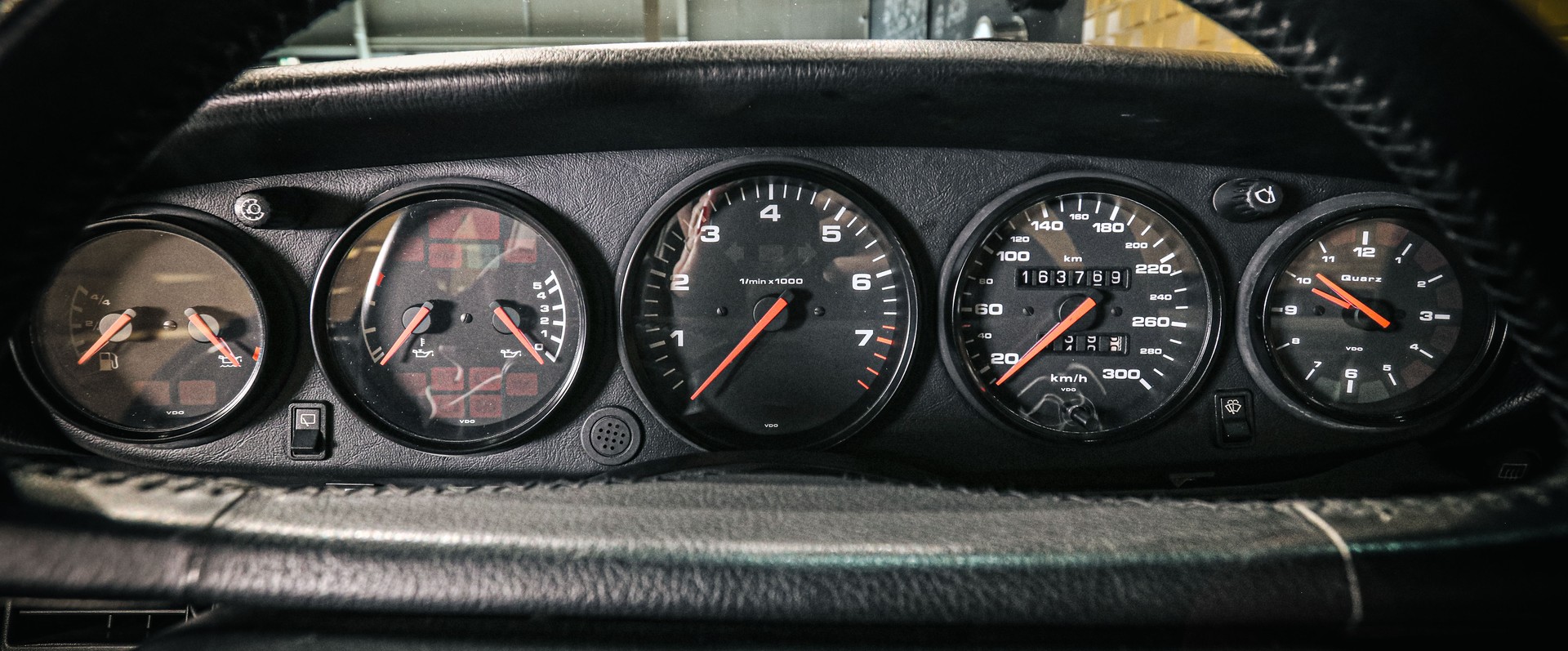 PORSCHE 911 964 Carrera 4-image-17