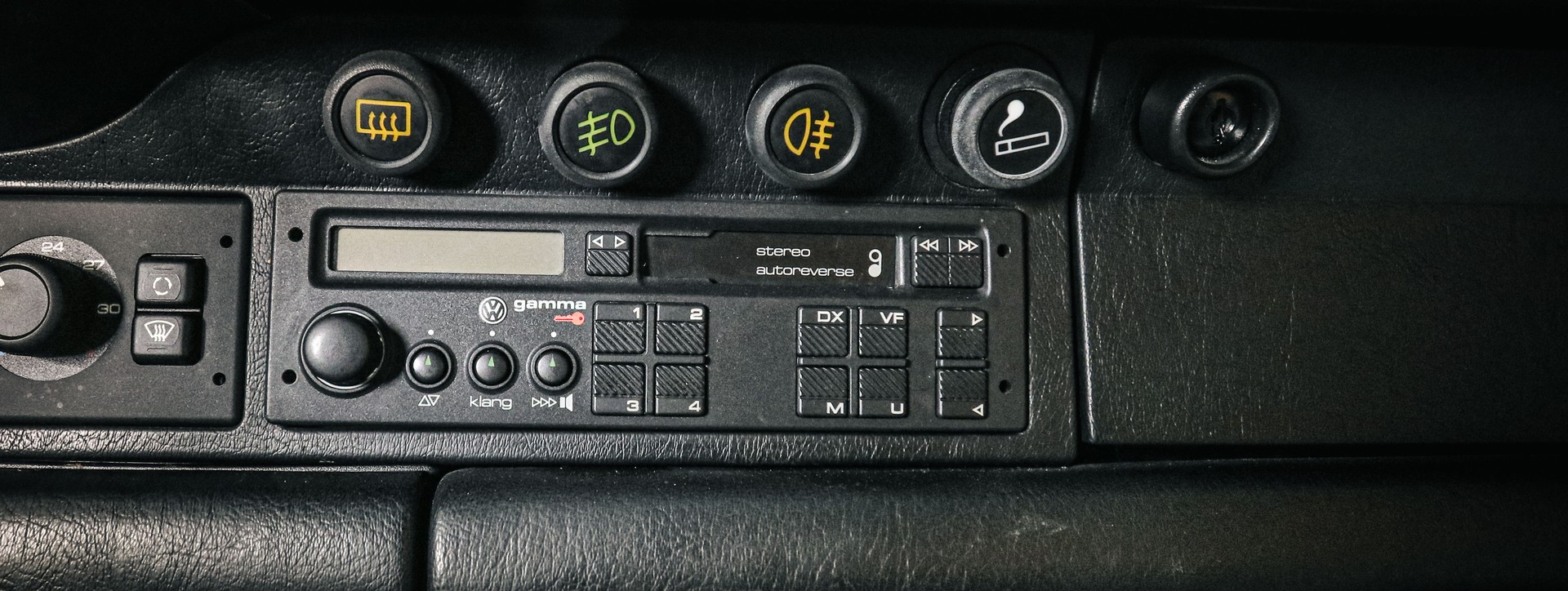 PORSCHE 911 964 Carrera 4-image-21