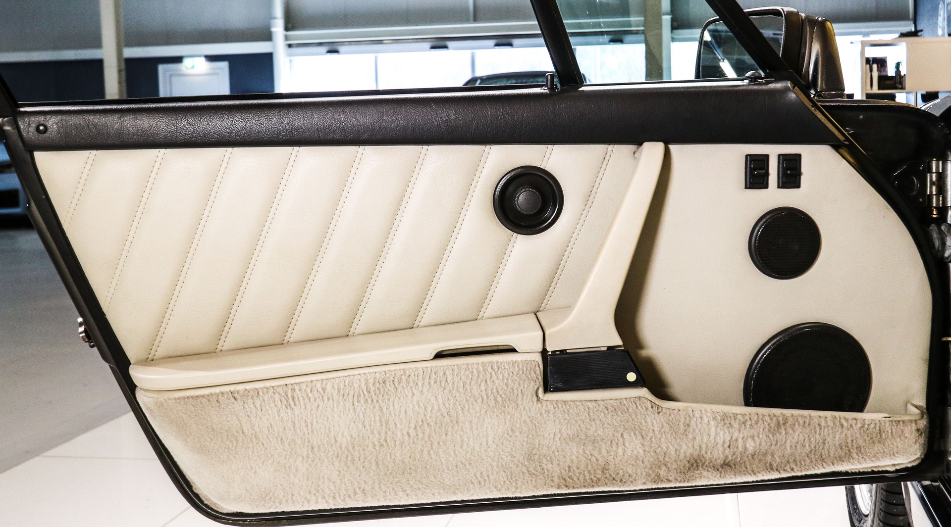PORSCHE 911 964 Carrera 4-image-22