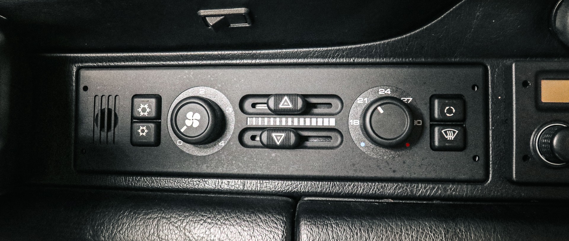 PORSCHE 911 964 Carrera 4-image-20