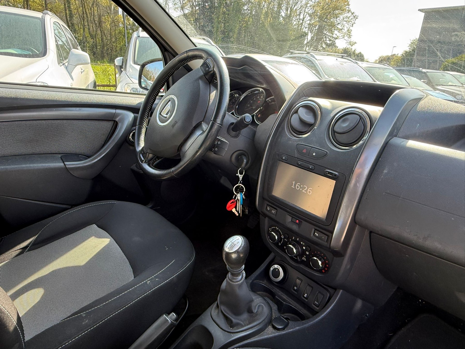 DACIA Duster 1.2 T Lauréate 4x4-image-9