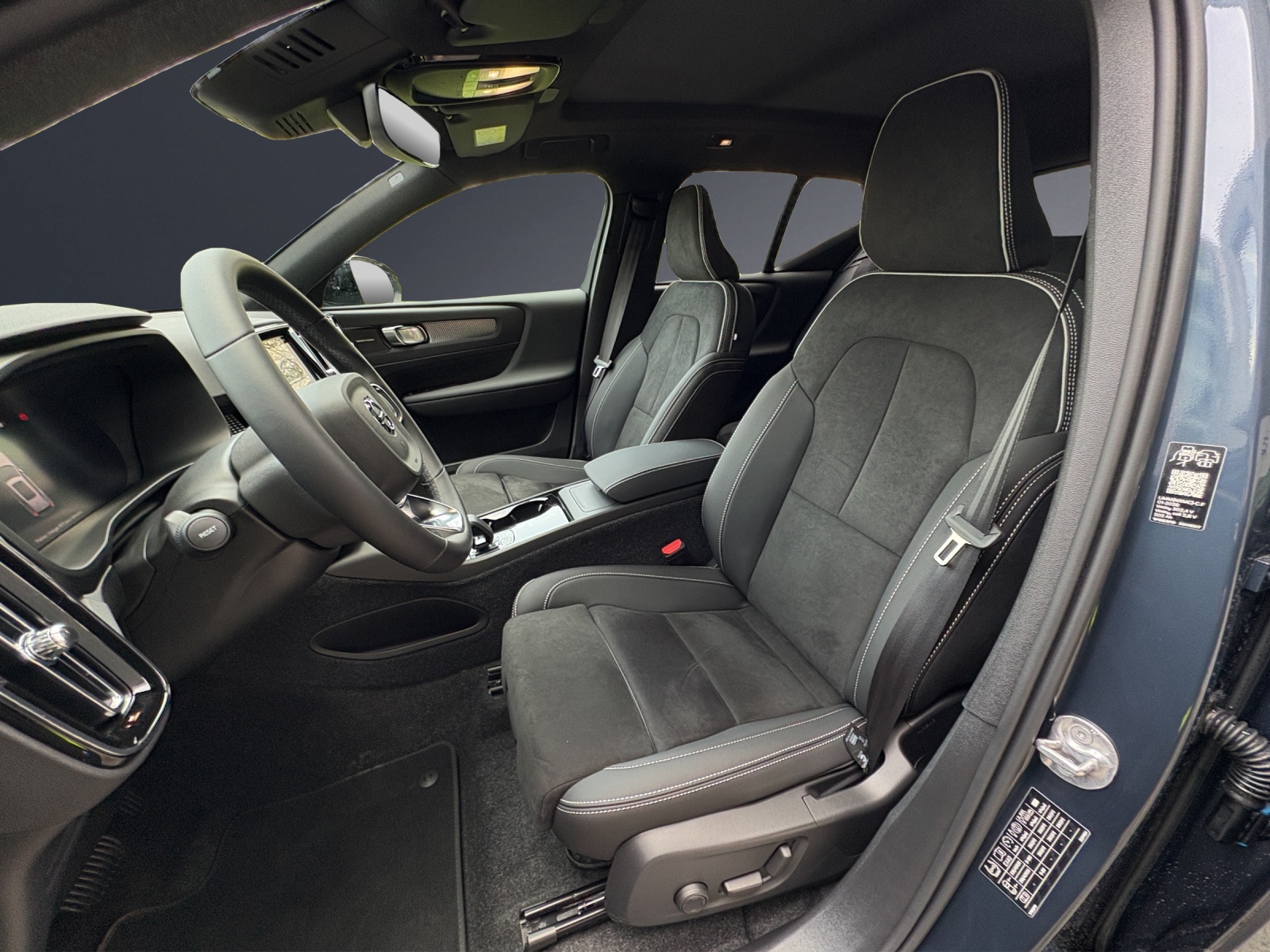 VOLVO EX40 82kWh Twin Motor Performance AWD Xcentric Black Edition-image-5
