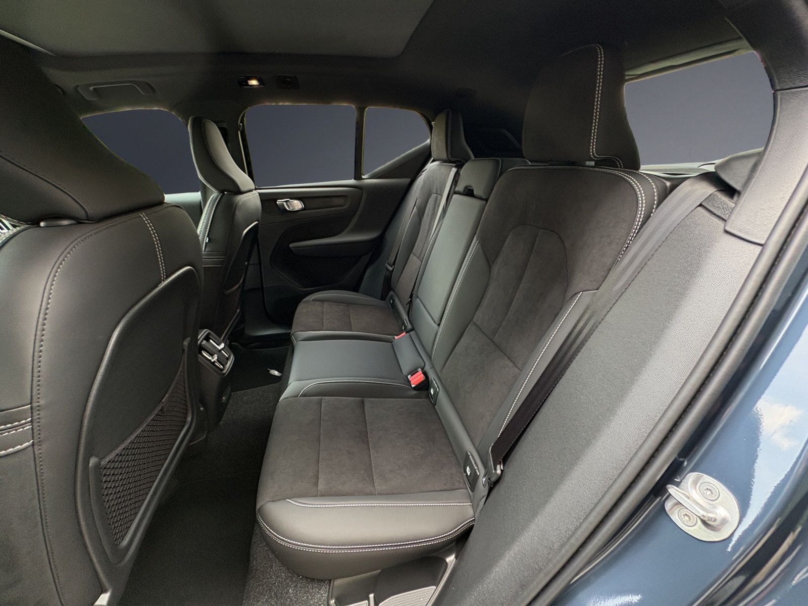 VOLVO EX40 82kWh Twin Motor Performance AWD Xcentric Black Edition-image-9