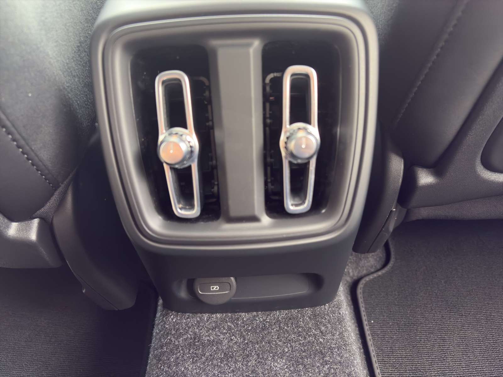VOLVO EX40 82kWh Twin Motor Performance AWD Xcentric Black Edition-image-14