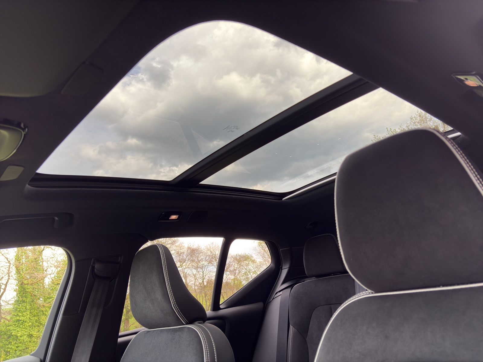 VOLVO EX40 82kWh Twin Motor Performance AWD Xcentric Black Edition-image-15