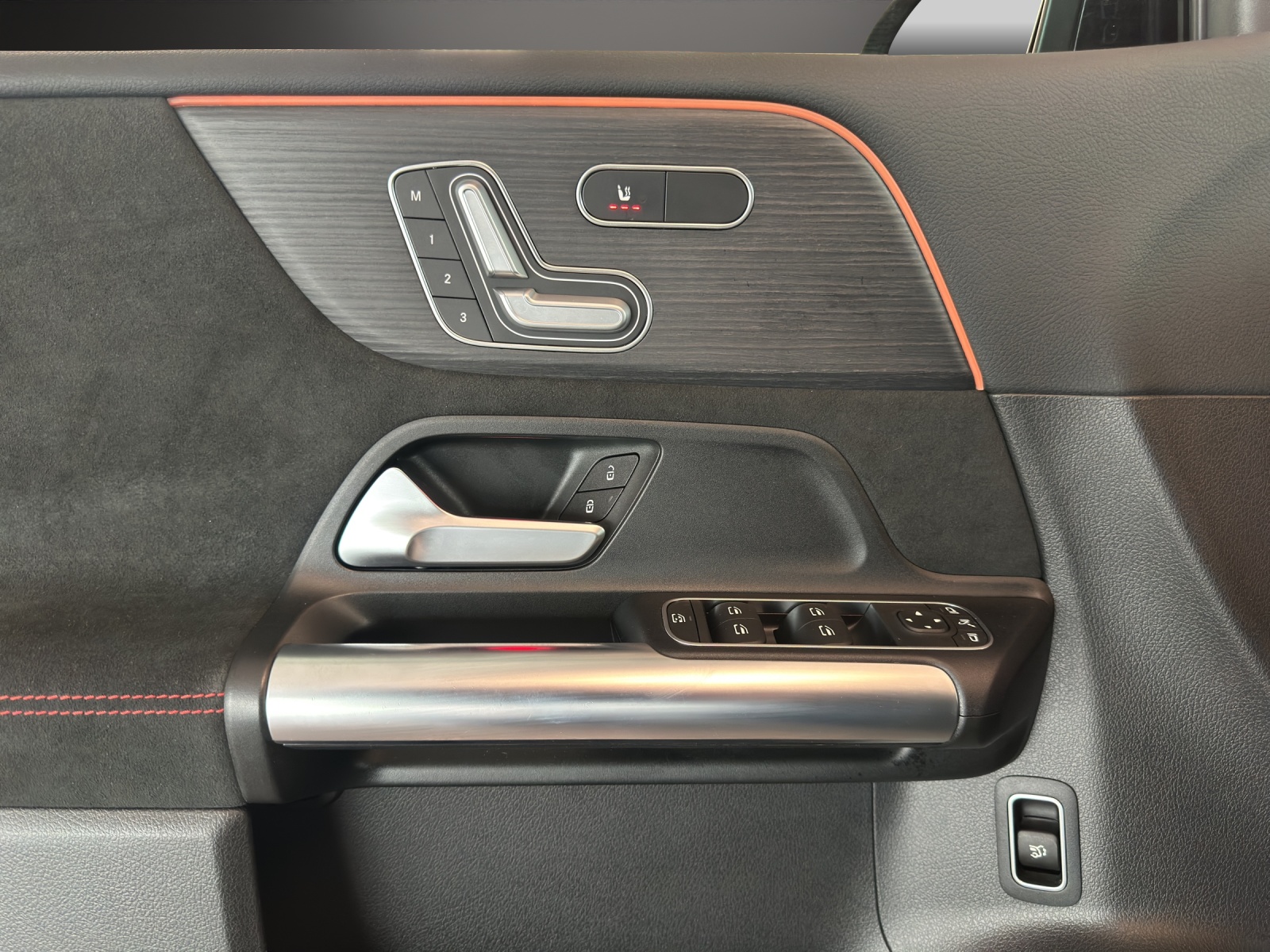 MERCEDES-BENZ B 250 4Matic AMG Line-image-12