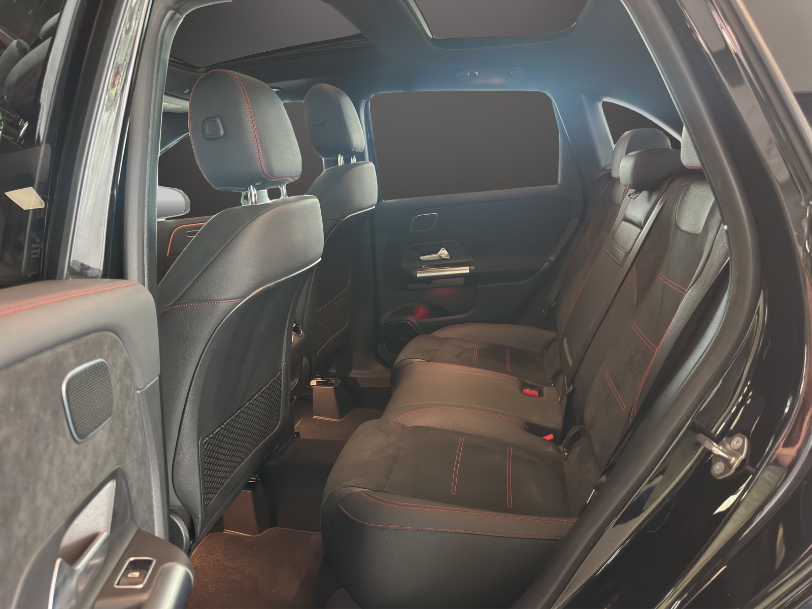 MERCEDES-BENZ B 250 4Matic AMG Line-image-11