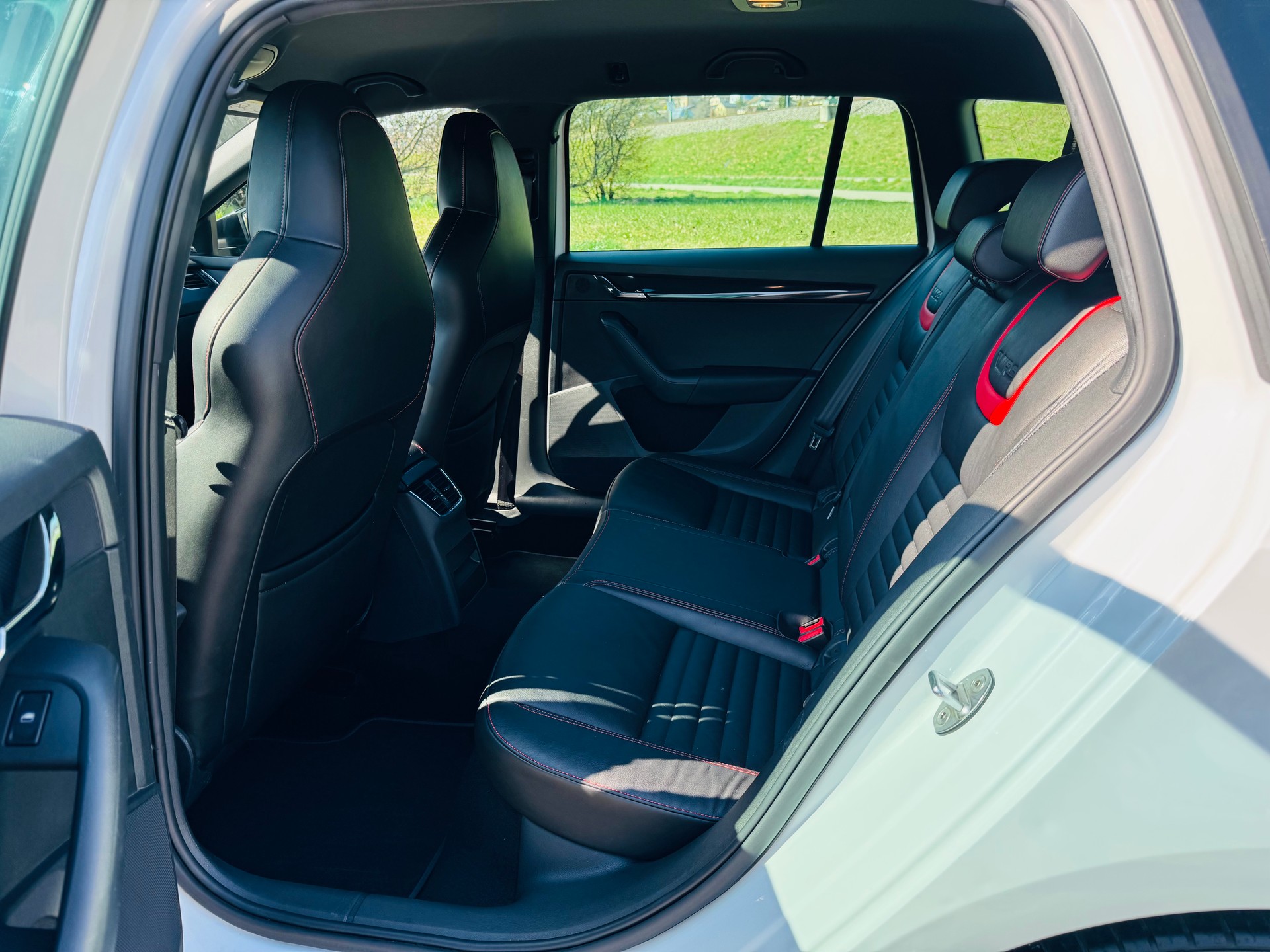 SKODA Octavia Combi 2.0 TSI RS DSG-image-13