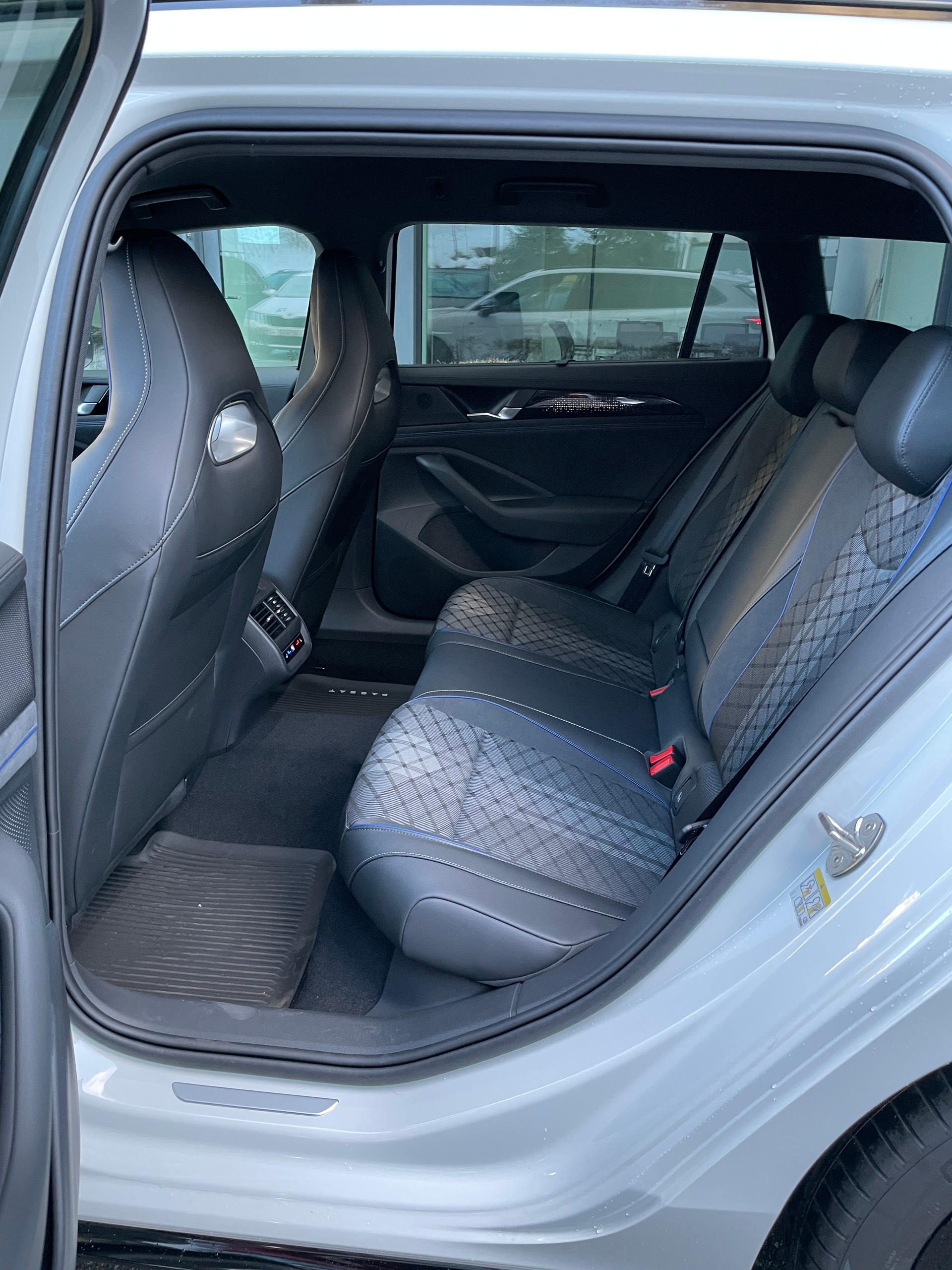 VW Passat Variant 2.0 TDI evo R-Line 4 Motion DSG-image-12