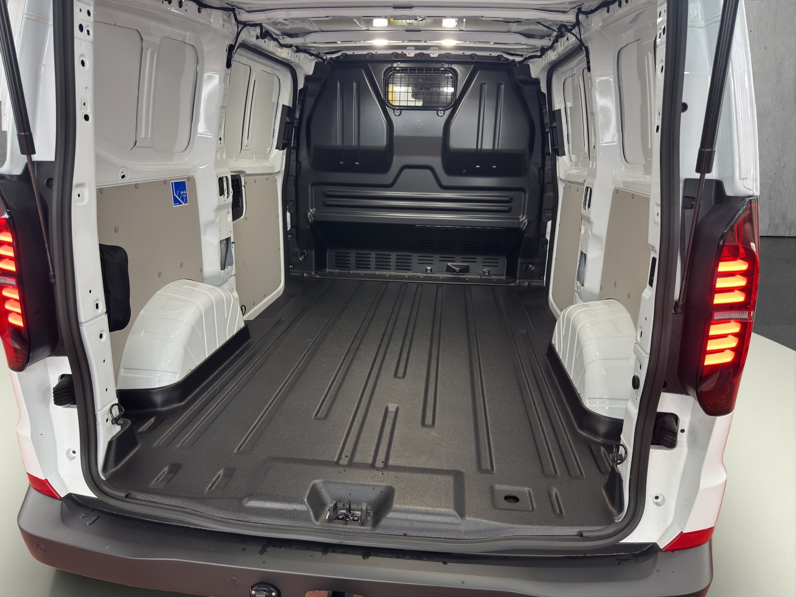 VW Transporter 2.0 TDI Automat-image-10