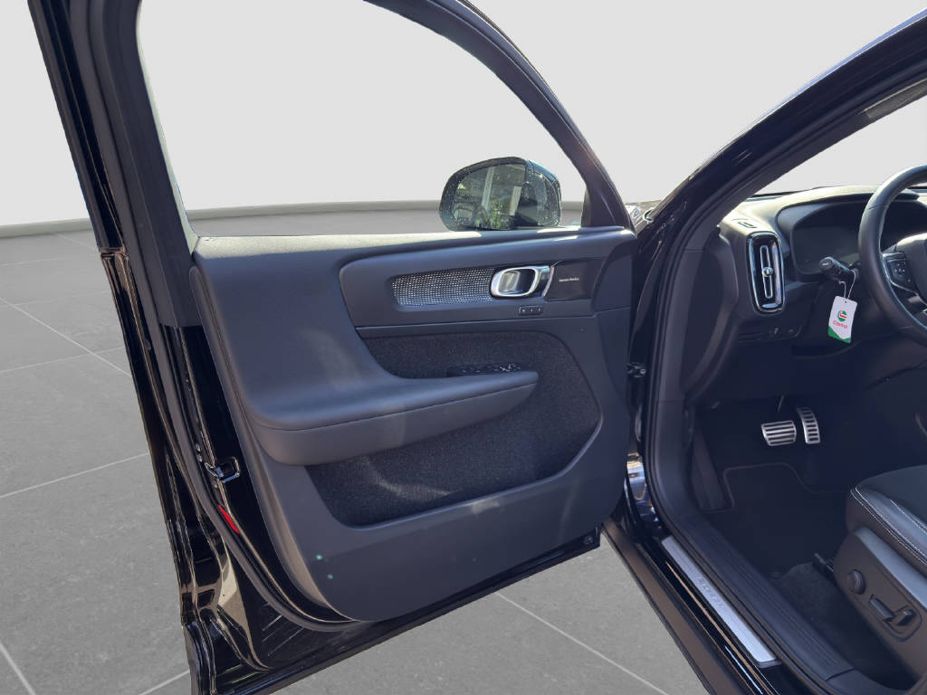 VOLVO XC40 2.0 T5 R-Design AWD-image-6