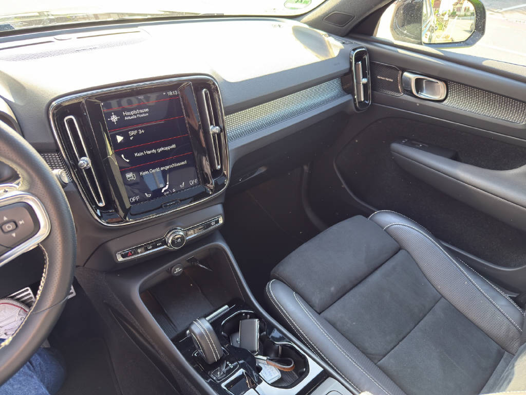 VOLVO XC40 2.0 T5 R-Design AWD-image-9