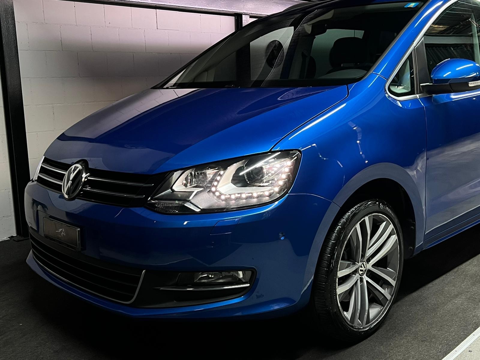 VW Sharan 1.4 TSI BlMT Highline DSG / Electric seats with massage / Electric doors / Camera / Panoramic roof / Very well equipped-showroom-element-1