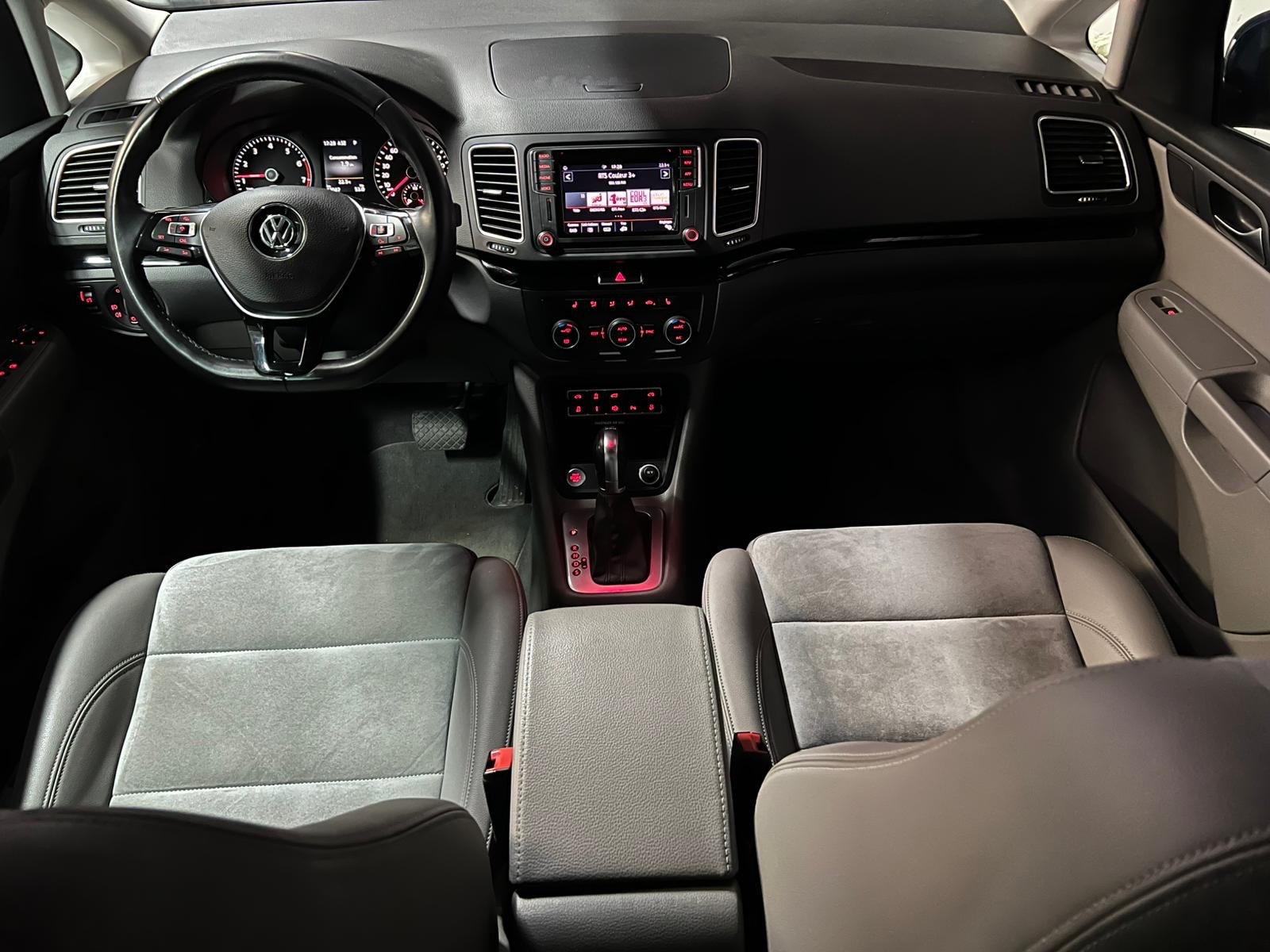 VW Sharan 1.4 TSI BlMT Highline DSG / Electric seats with massage / Electric doors / Camera / Panoramic roof / Very well equipped-image-11