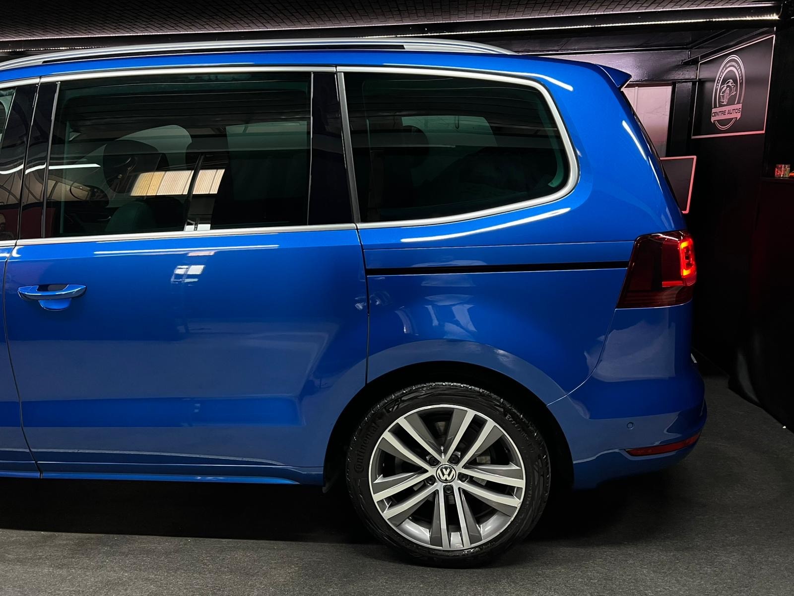 VW Sharan 1.4 TSI BlMT Highline DSG / Electric seats with massage / Electric doors / Camera / Panoramic roof / Very well equipped-image-6