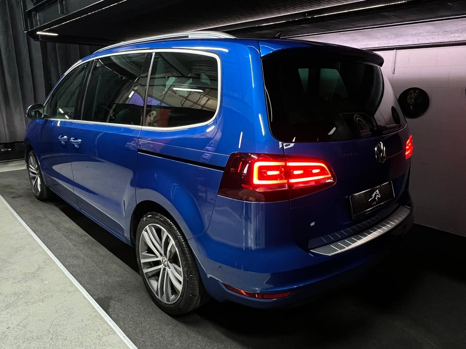 VW Sharan 1.4 TSI BlMT Highline DSG / Electric seats with massage / Electric doors / Camera / Panoramic roof / Very well equipped-showroom-element-2