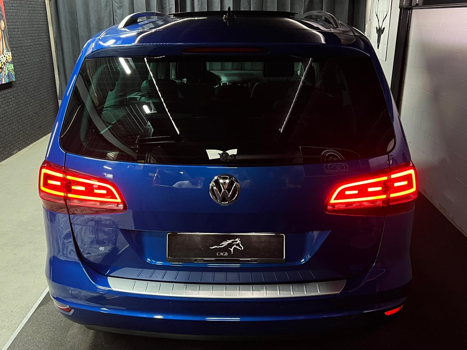 VW Sharan 1.4 TSI BlMT Highline DSG / Electric seats with massage / Electric doors / Camera / Panoramic roof / Very well equipped-showroom-element-3