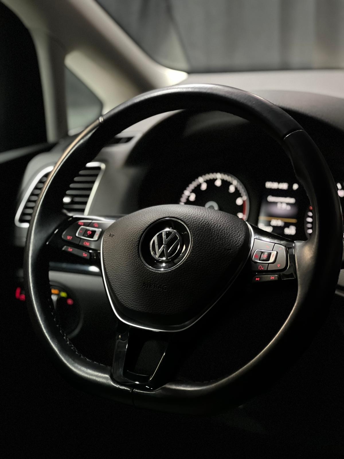 VW Sharan 1.4 TSI BlMT Highline DSG / Electric seats with massage / Electric doors / Camera / Panoramic roof / Very well equipped-image-19